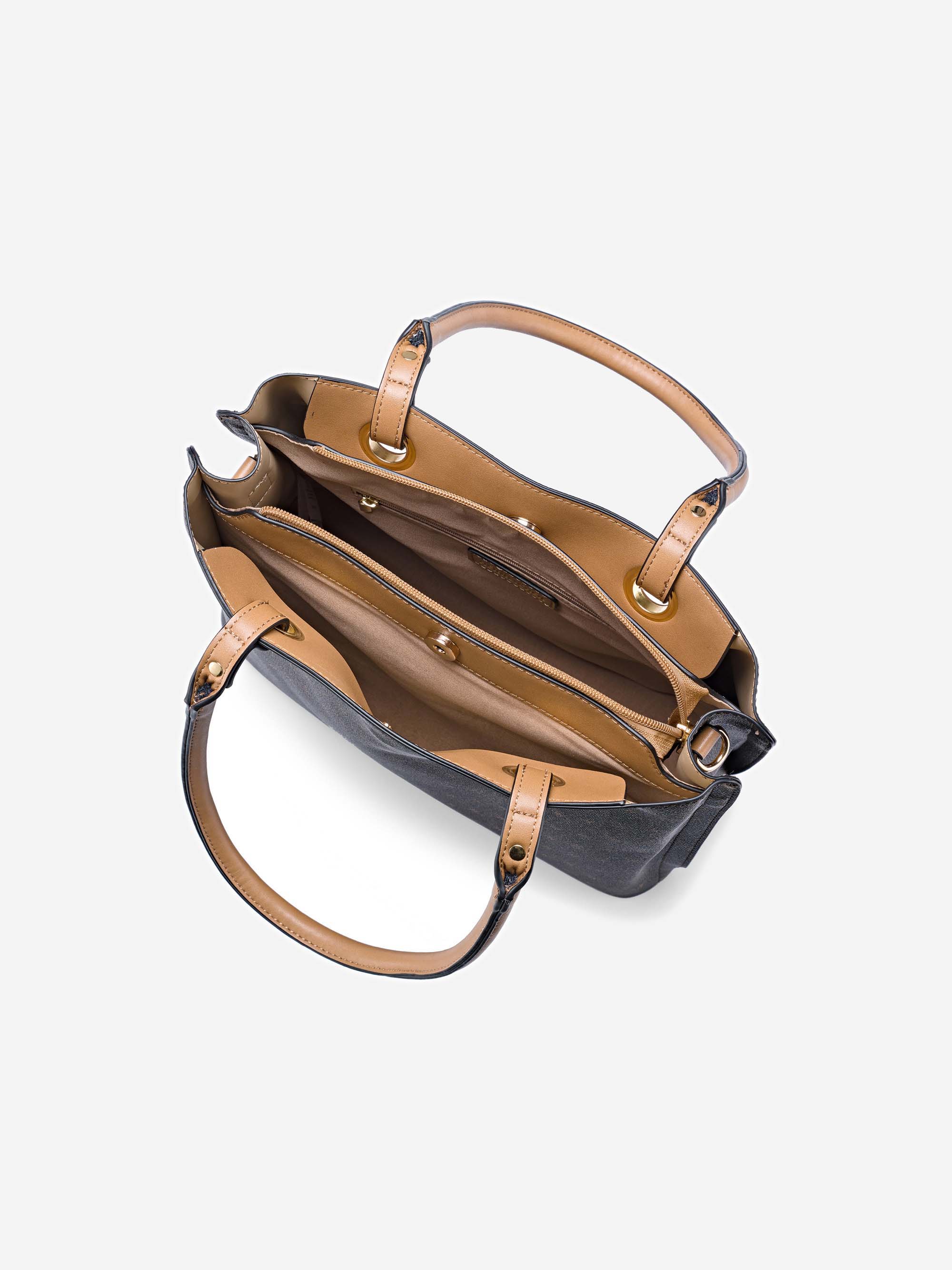 Draufsicht auf eine offene schwarze Handtasche mit hellbraunem Innenraum und Griffen, die mehrere Fächer und eine Innentasche mit Reißverschluss aufweist.