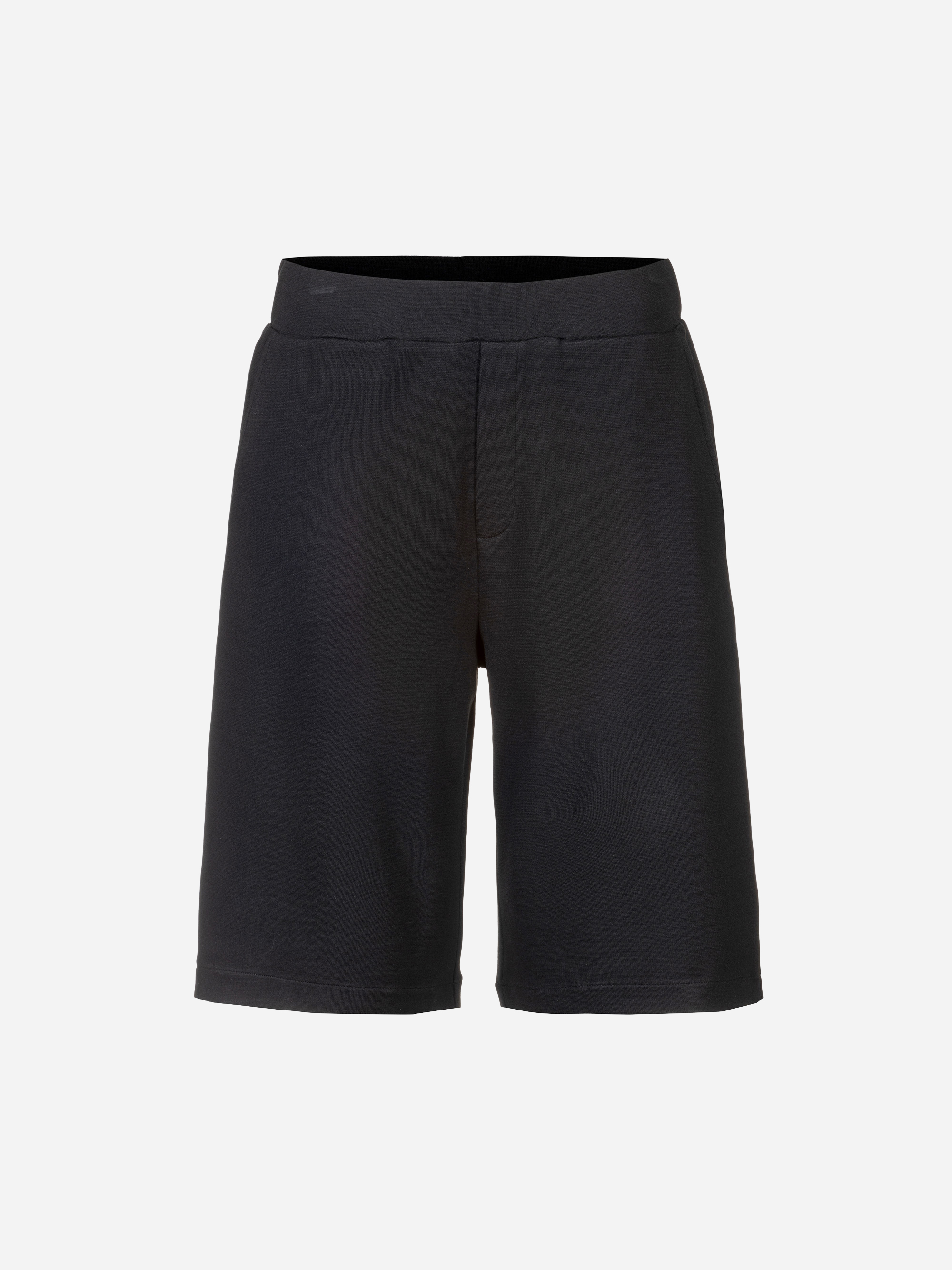 Schwarze Sportshorts mit elastischem Bund, die auf einem schlichten weißen Hintergrund zu sehen sind. Die Shorts haben ein einfaches, schnörkelloses Design und reichen bis knapp über das Knie.