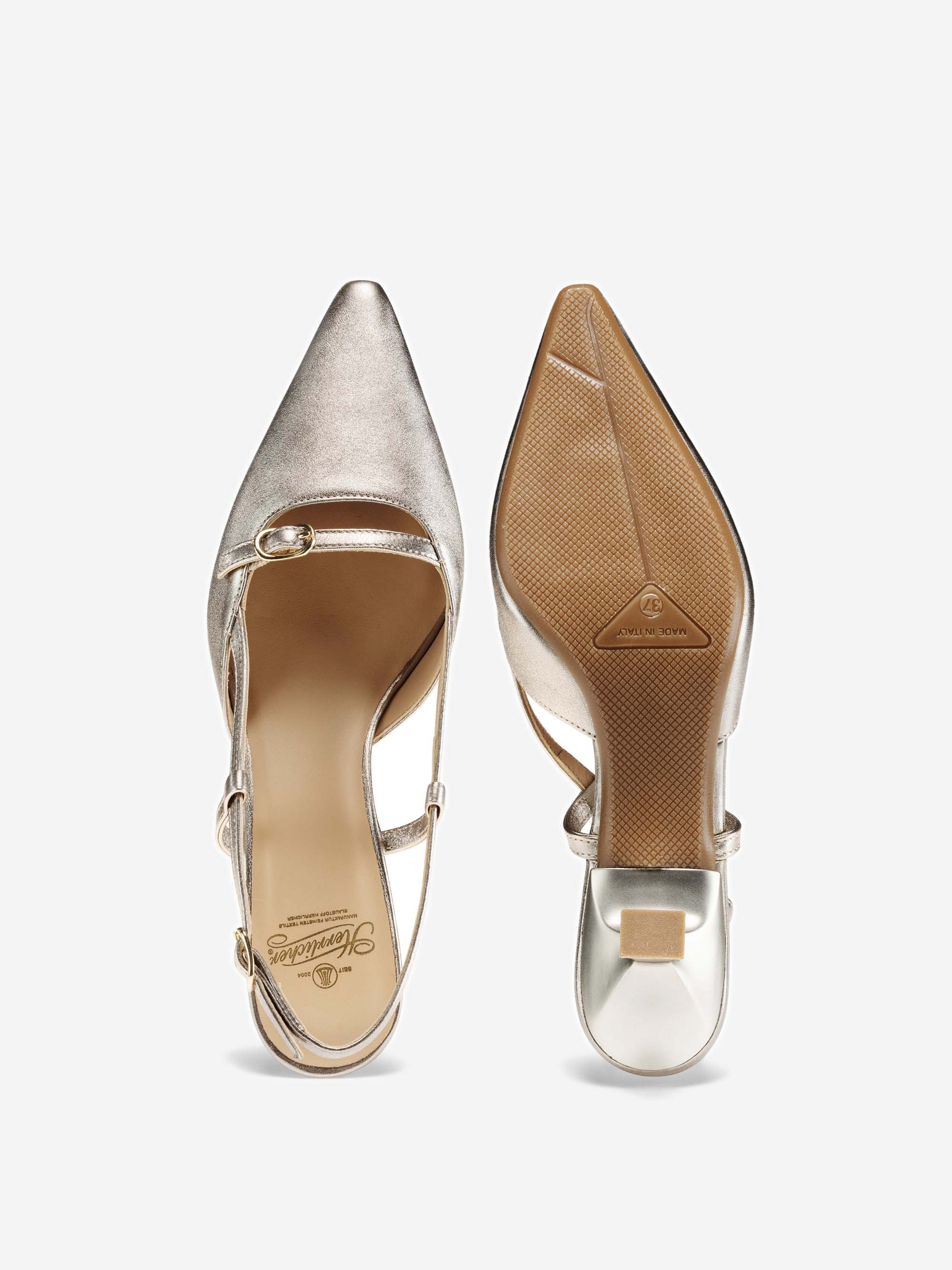 Ein Paar silbermetallicfarbener, spitz zulaufender Slingback-Flats mit Schnallenriemen, von oben und unten auf weißem Hintergrund. Die Sohle hat einen strukturierten Griff und einen kleinen Blockabsatz.