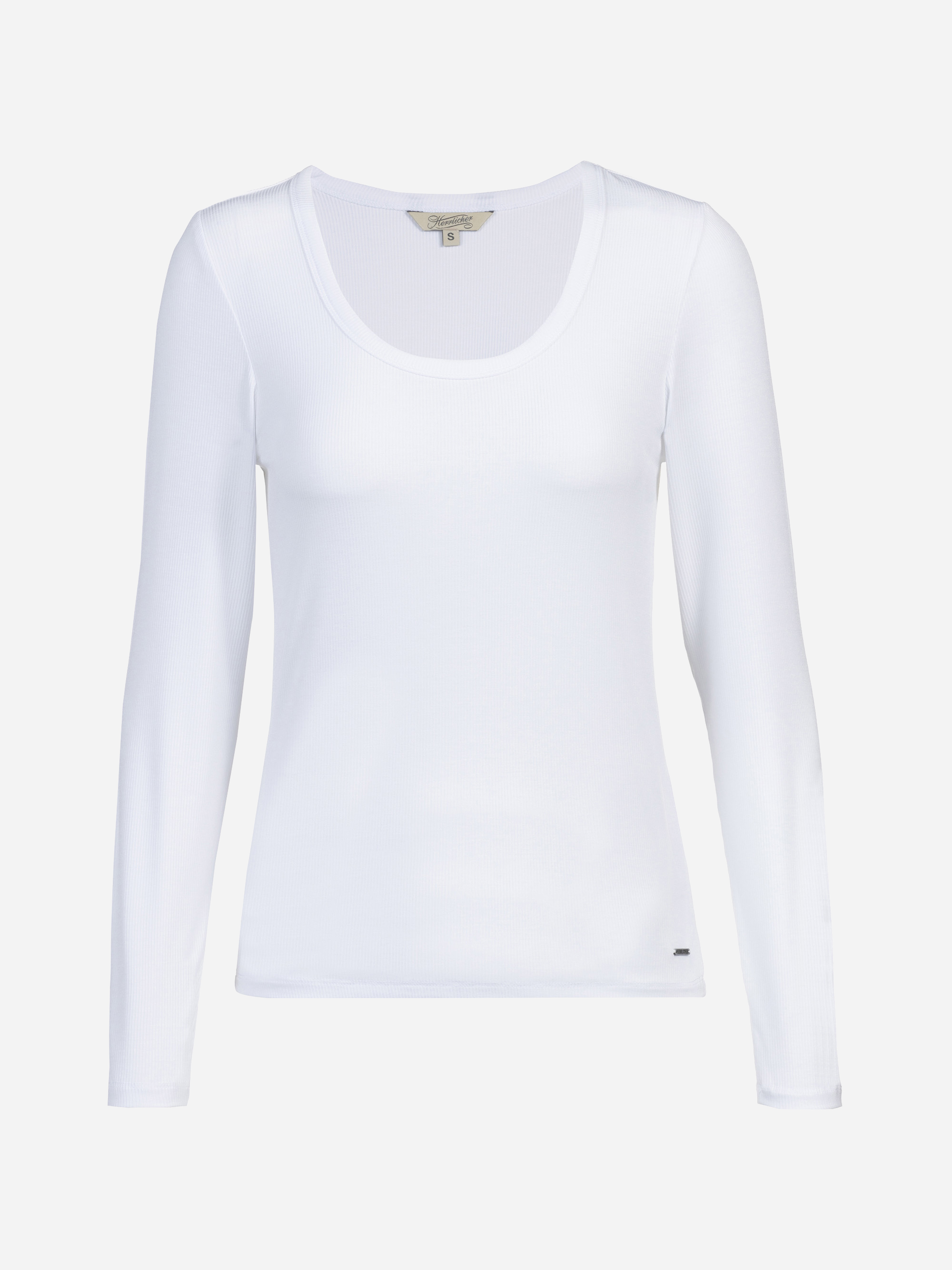 Ein schlichtes weißes, langärmeliges Damenshirt mit Rundhalsausschnitt auf weißem Hintergrund. Das Hemd wirkt tailliert und einfach, ohne Muster oder zusätzliche Designs.