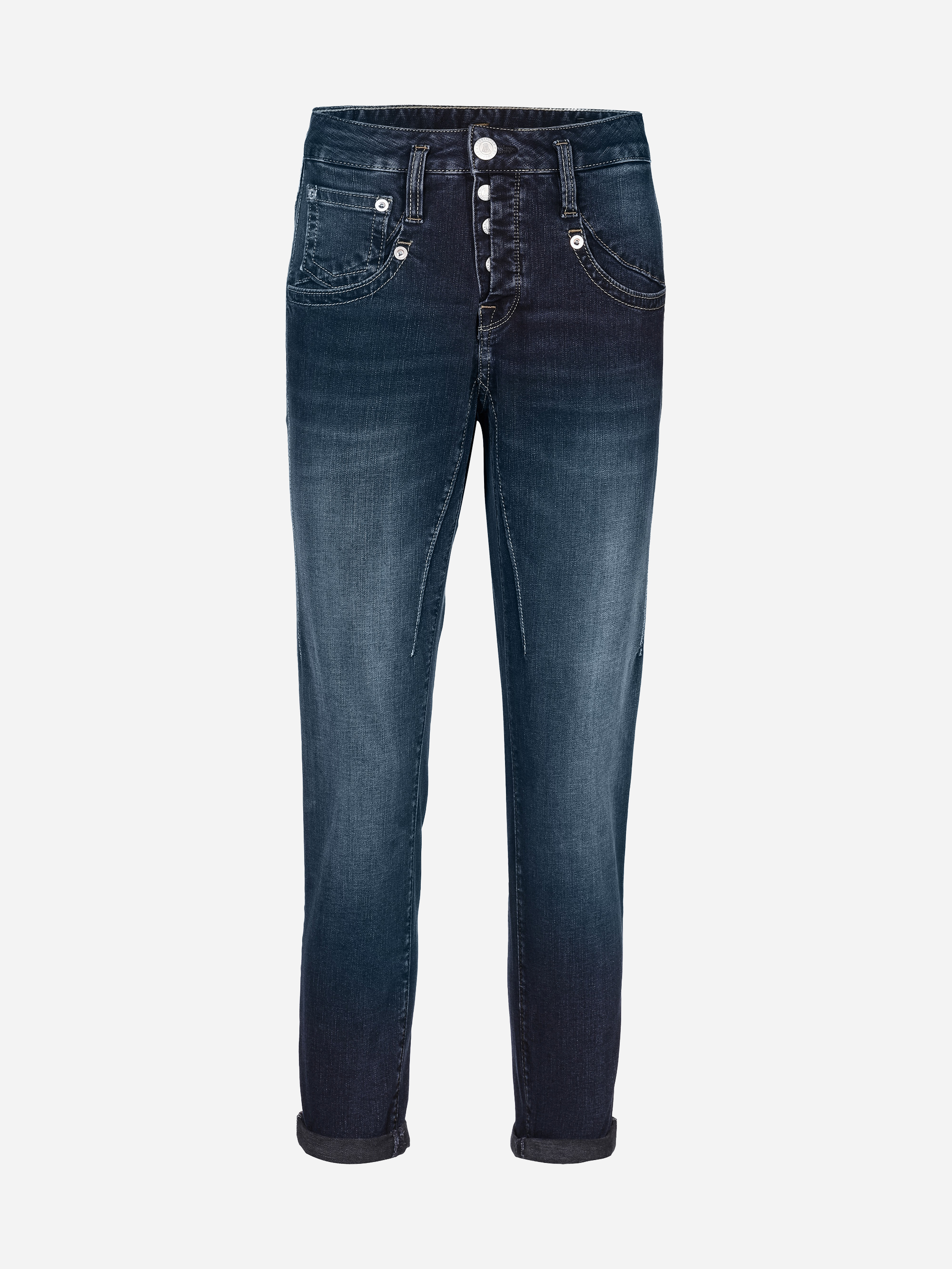 Ein Paar dunkelblaue Denim-Jeans mit verblasster Waschung, Knopfleiste, Vorder- und Gesäßtaschen und aufgerollten Bündchen auf weißem Hintergrund.