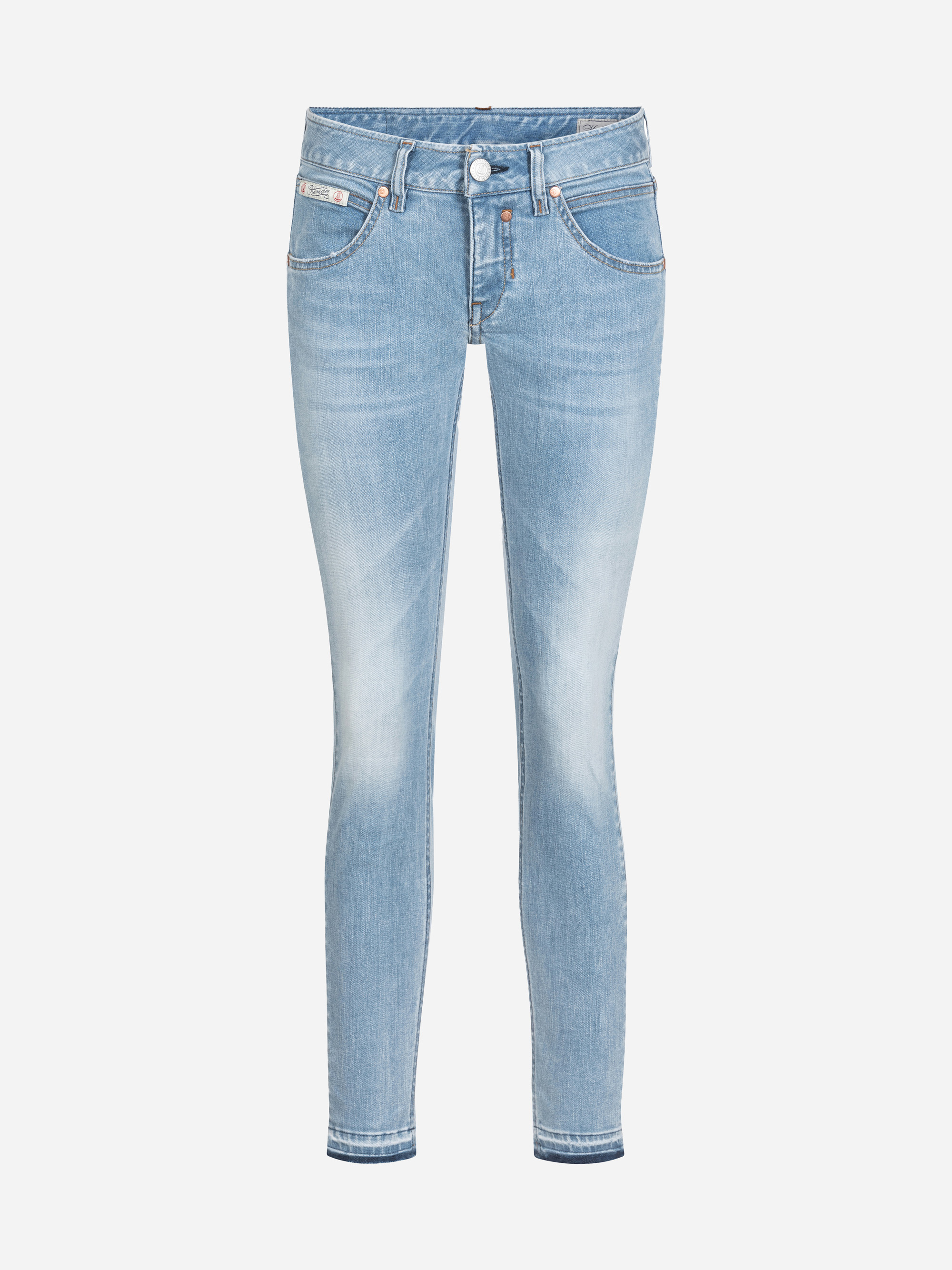 Hellblaue Skinny-Jeans mit verblasster Waschung, Vorder- und Gesäßtaschen, Gürtelschlaufen und einem Knopf- und Reißverschluss auf weißem Grund.