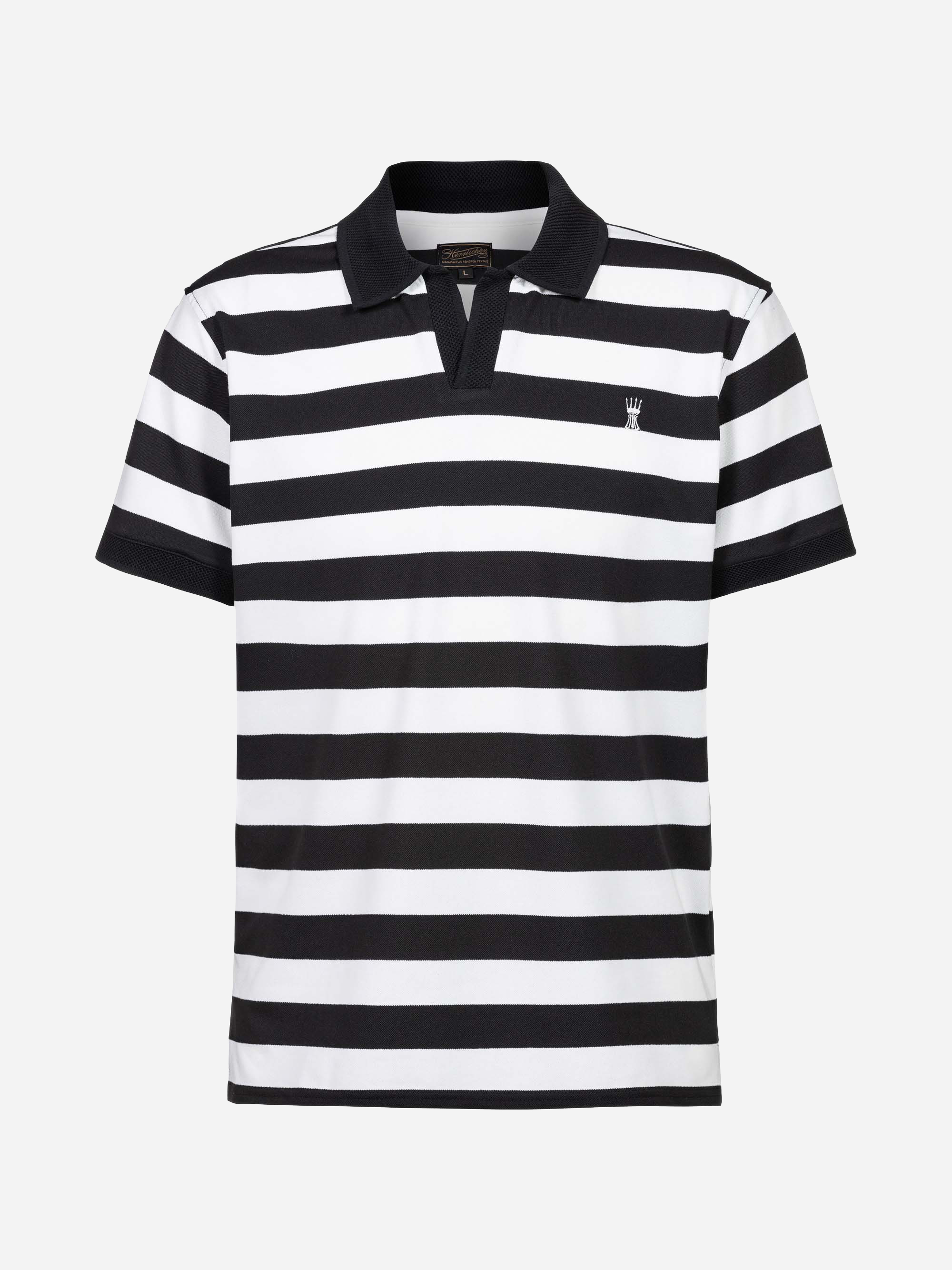 Ein kurzärmeliges Poloshirt mit schwarzen und weißen Querstreifen, einem schwarzen Kragen und einem kleinen weißen Kronenlogo auf der linken Brust.
