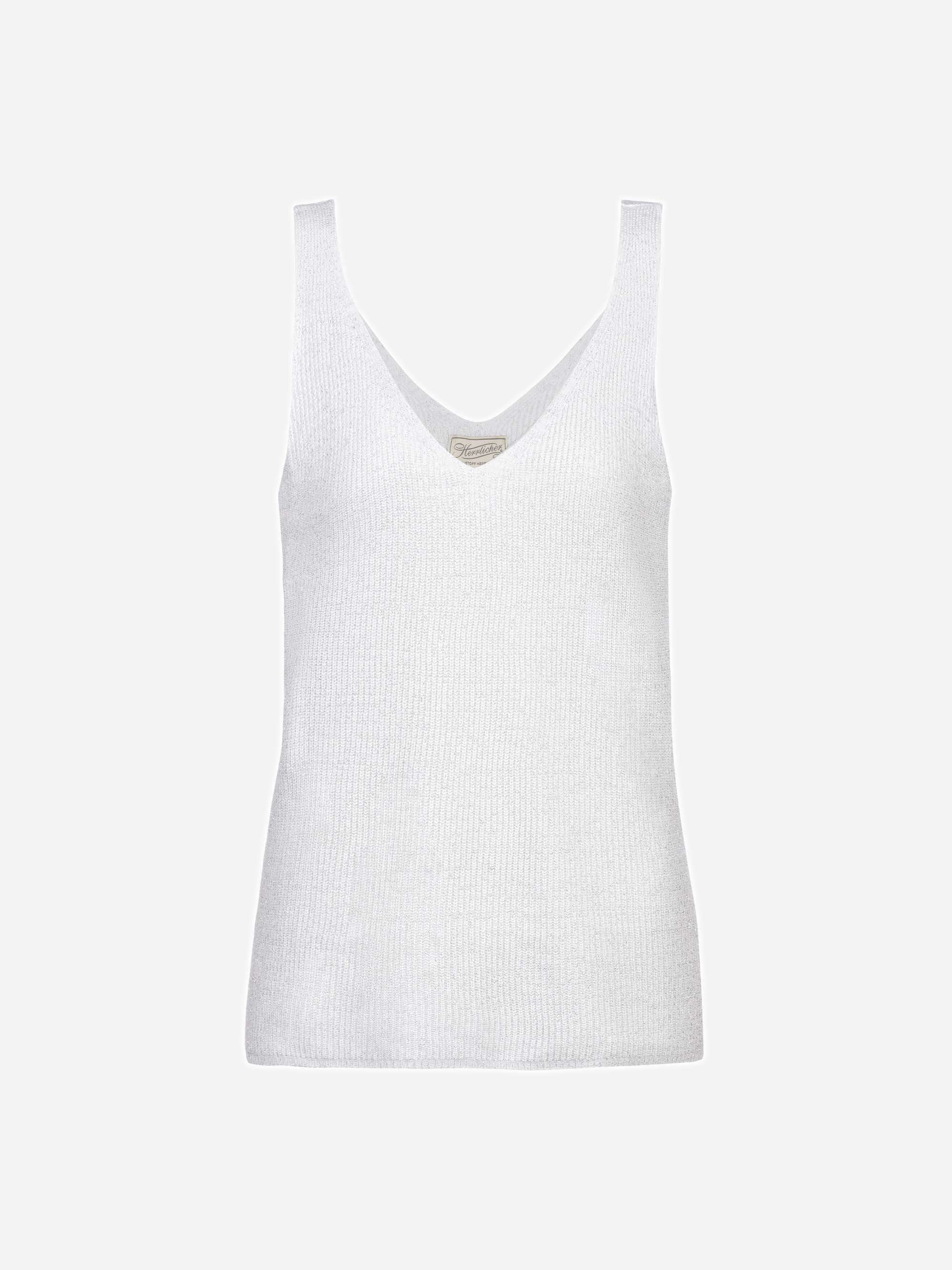 Ein ärmelloses, weißes Strick-Tanktop mit V-Ausschnitt auf einfarbig hellgrauem Hintergrund.