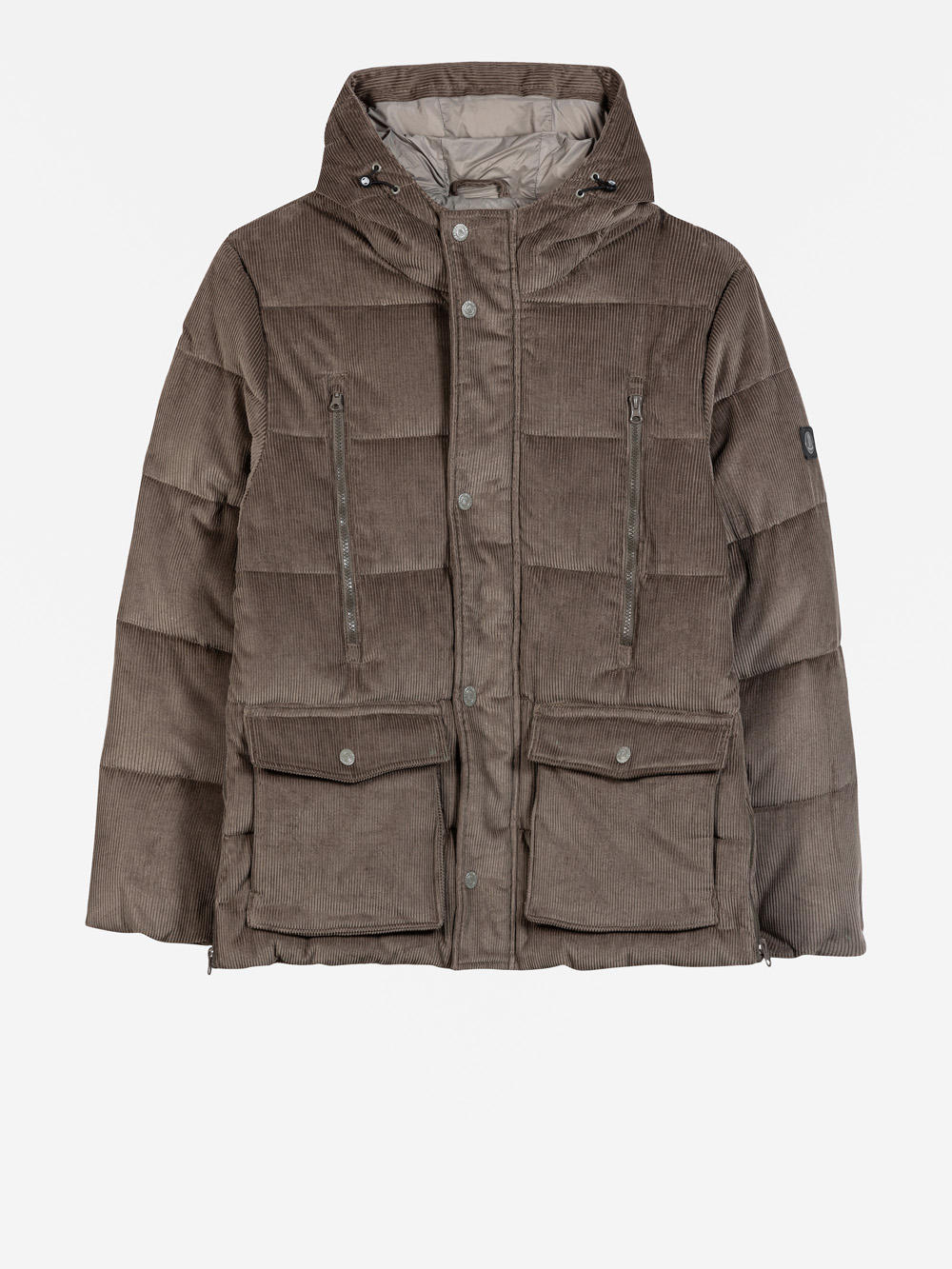 Eine braune, gesteppte Cordjacke mit Kapuze, Frontreißverschluss, Druckknöpfen, zwei Reißverschlusstaschen auf der Brust und zwei großen Pattentaschen an der Taille auf weißem Hintergrund.