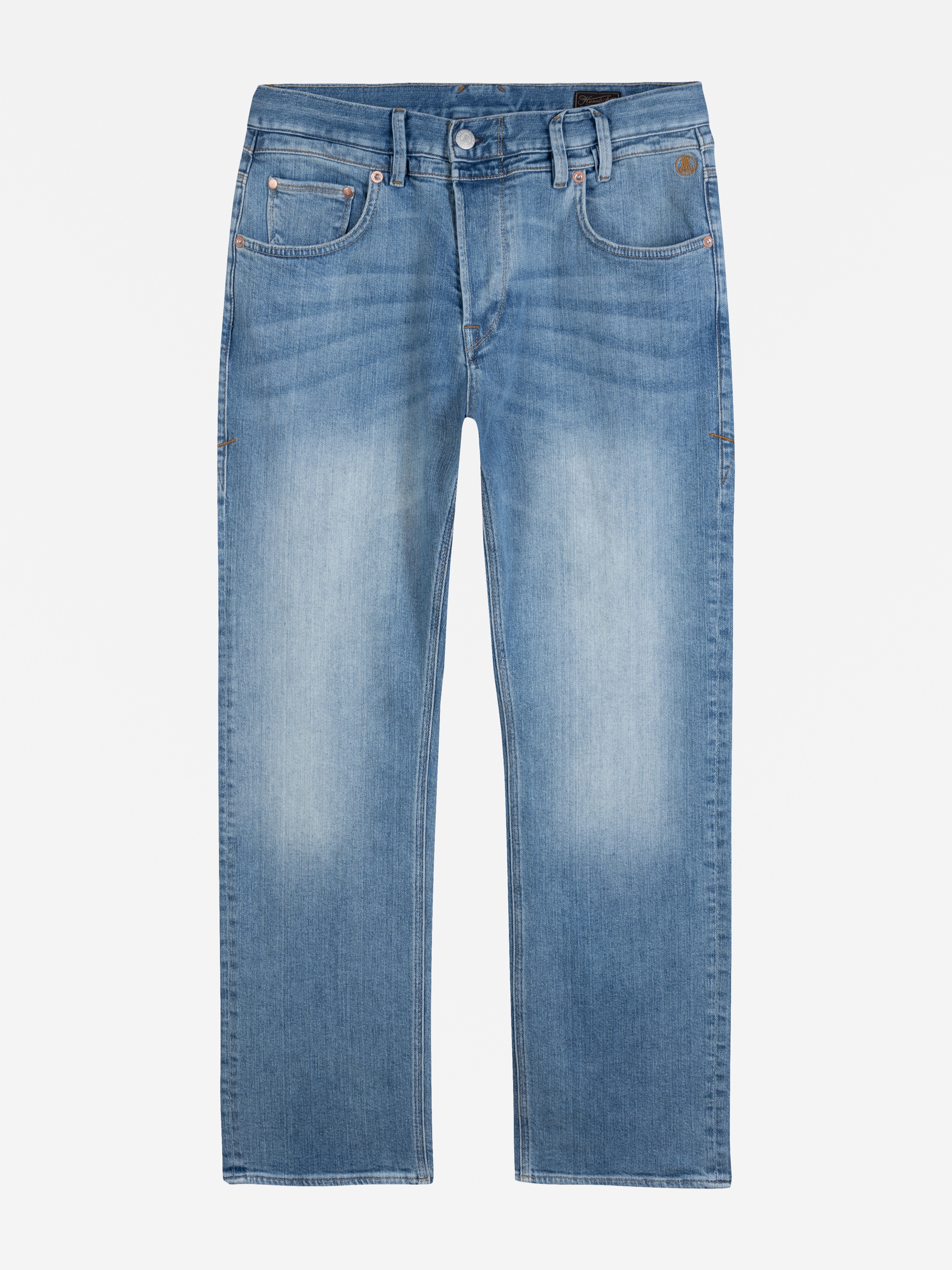 Hellblaue Denim-Jeans, flach gelegt, mit klassischem Five-Pocket-Design auf der Vorderseite, leichter Ausbleichung an Oberschenkeln und Knien, geradem Beinschnitt, Knopf- und Reißverschluss am Hosenschlitz.