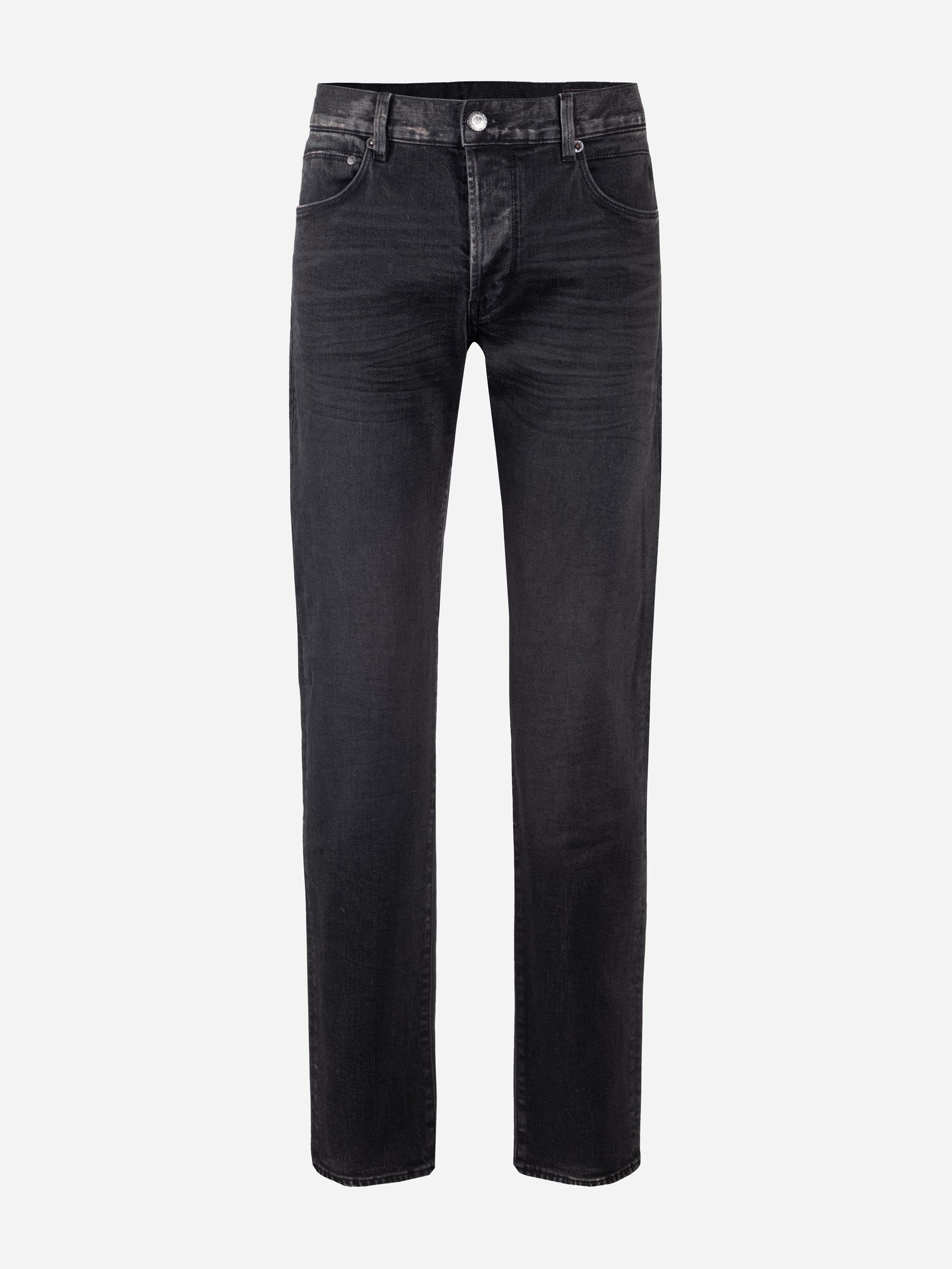 Schwarze Denim-Jeans mit geradem Bein, fünf Taschen, Gürtelschlaufen und einem Knopfverschluss auf weißem Hintergrund.