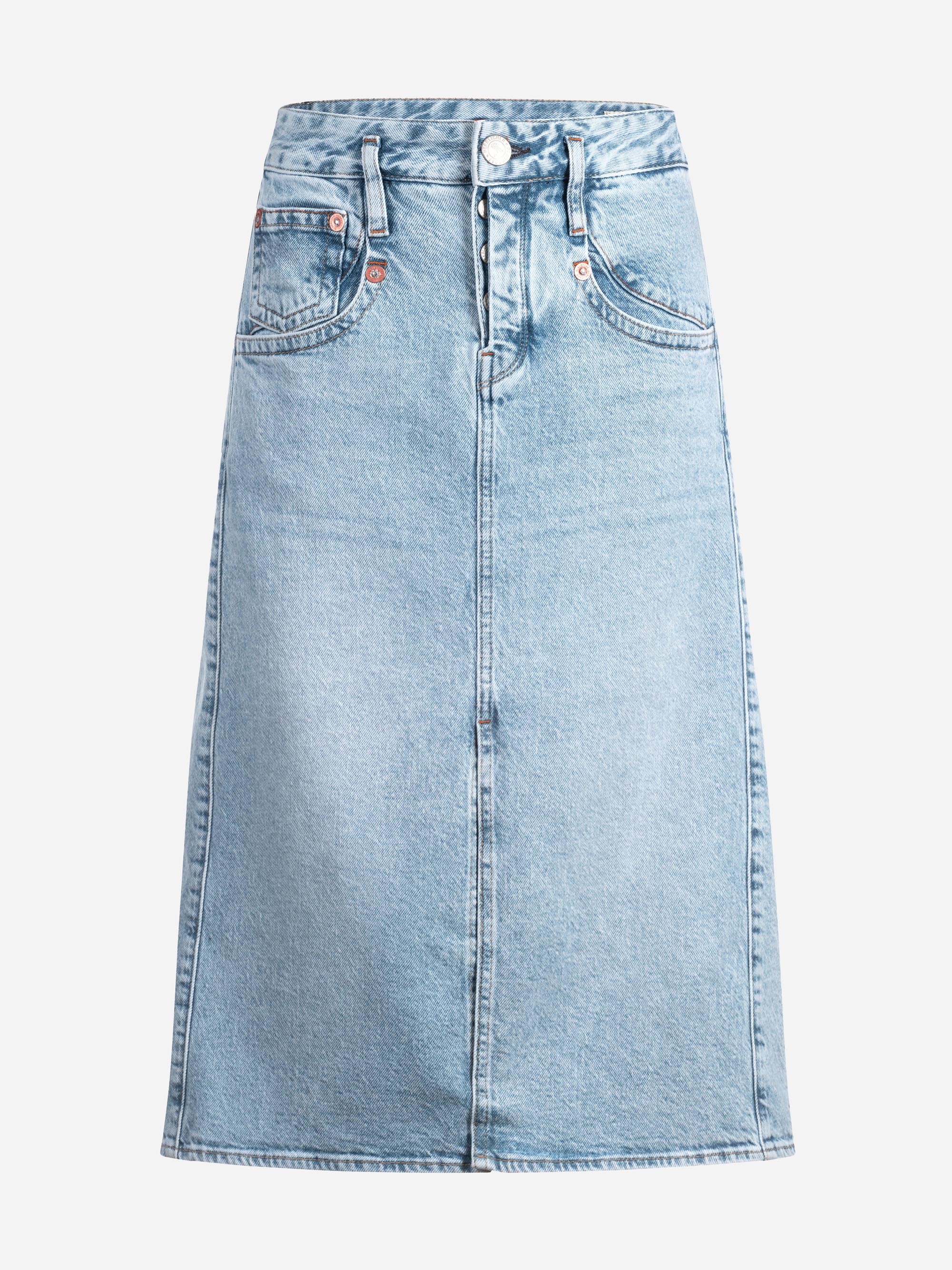 Hellblauer, knielanger Jeansrock mit Vordertaschen, Gürtelschlaufen, Knopf- und Reißverschluss vorne und sichtbaren vertikalen Nähten.