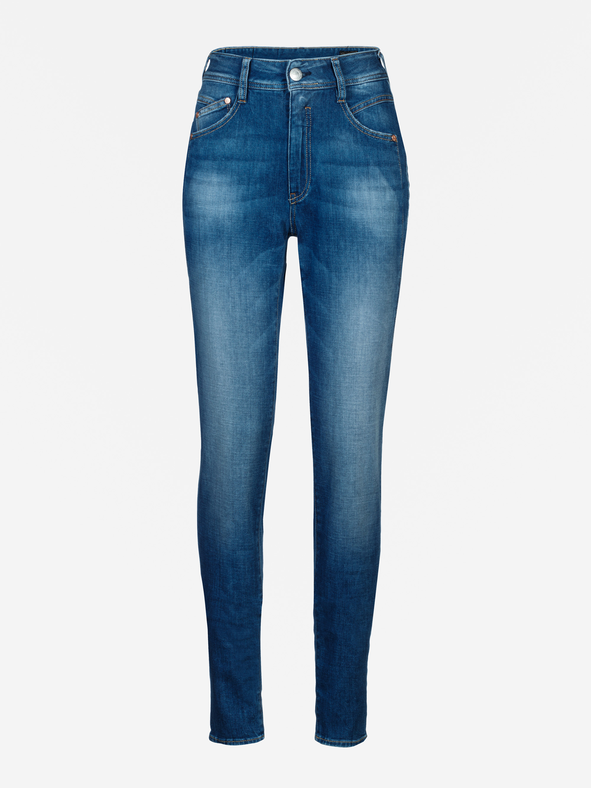 Blaue Jeans mit schmaler Passform und mittlerer Leibhöhe, leicht verblichener Waschung, Vorder- und Gesäßtaschen, Gürtelschlaufen, Knopf- und Reißverschluss auf einfarbig weißem Grund.