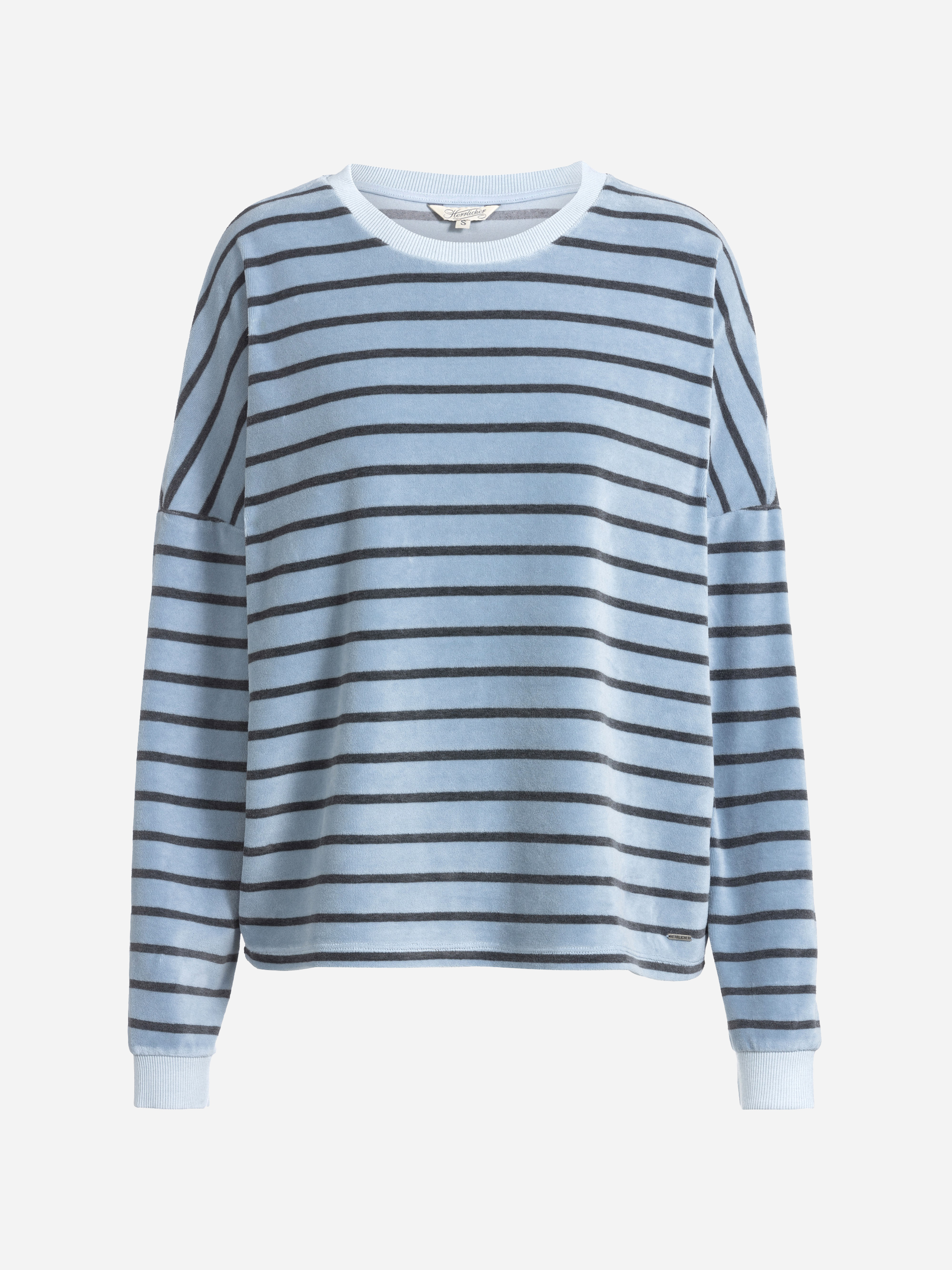 Ein hellblauer, langärmeliger Pullover mit horizontalen dunkelblauen Streifen und weißem Besatz an Kragen und Manschetten auf weißem Grund.