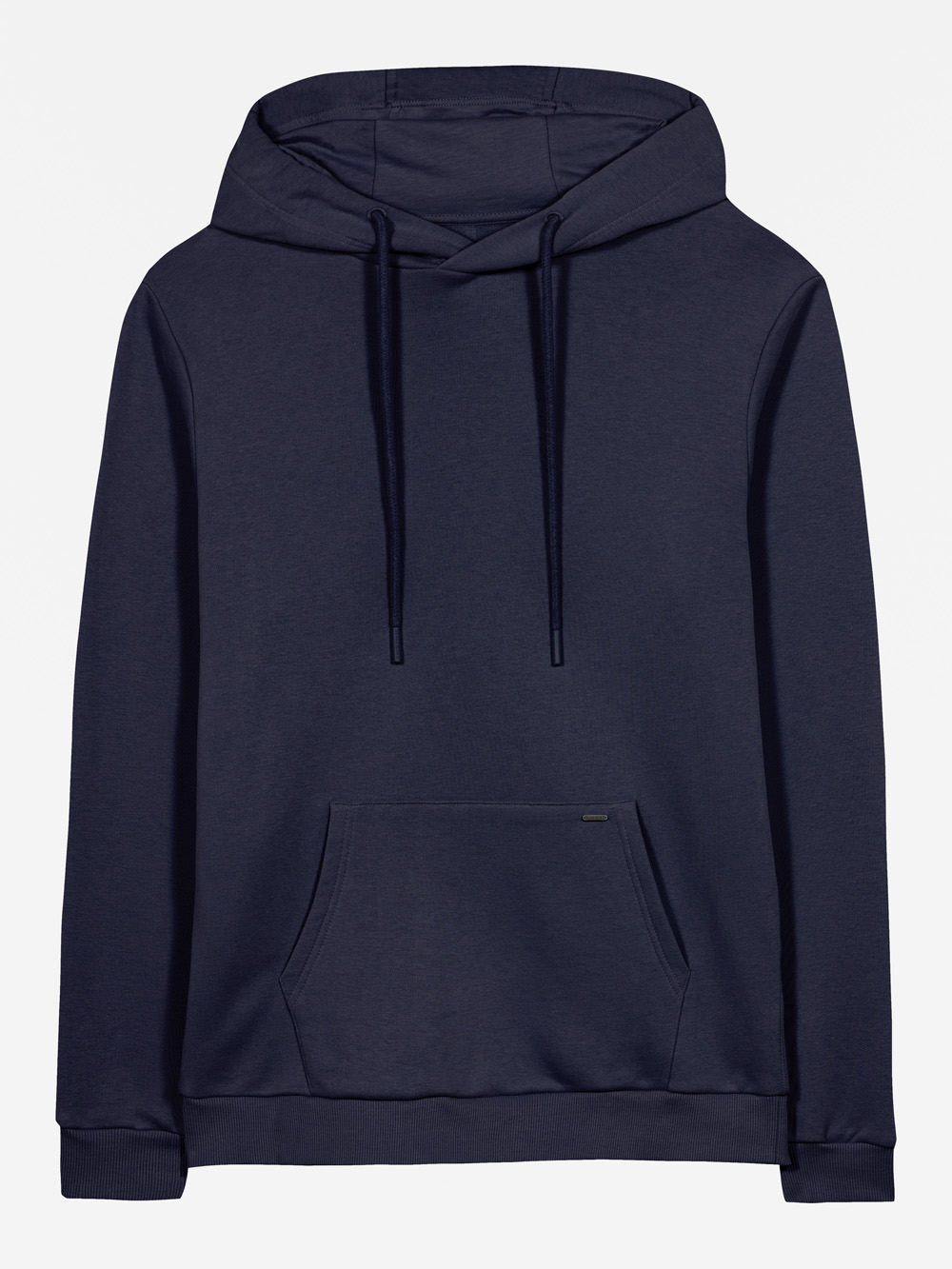 Ein schlichter, marineblauer Kapuzenpullover mit Kängurutasche, Kapuze mit Kordelzug und langen Ärmeln, der auf weißem Hintergrund abgebildet ist.