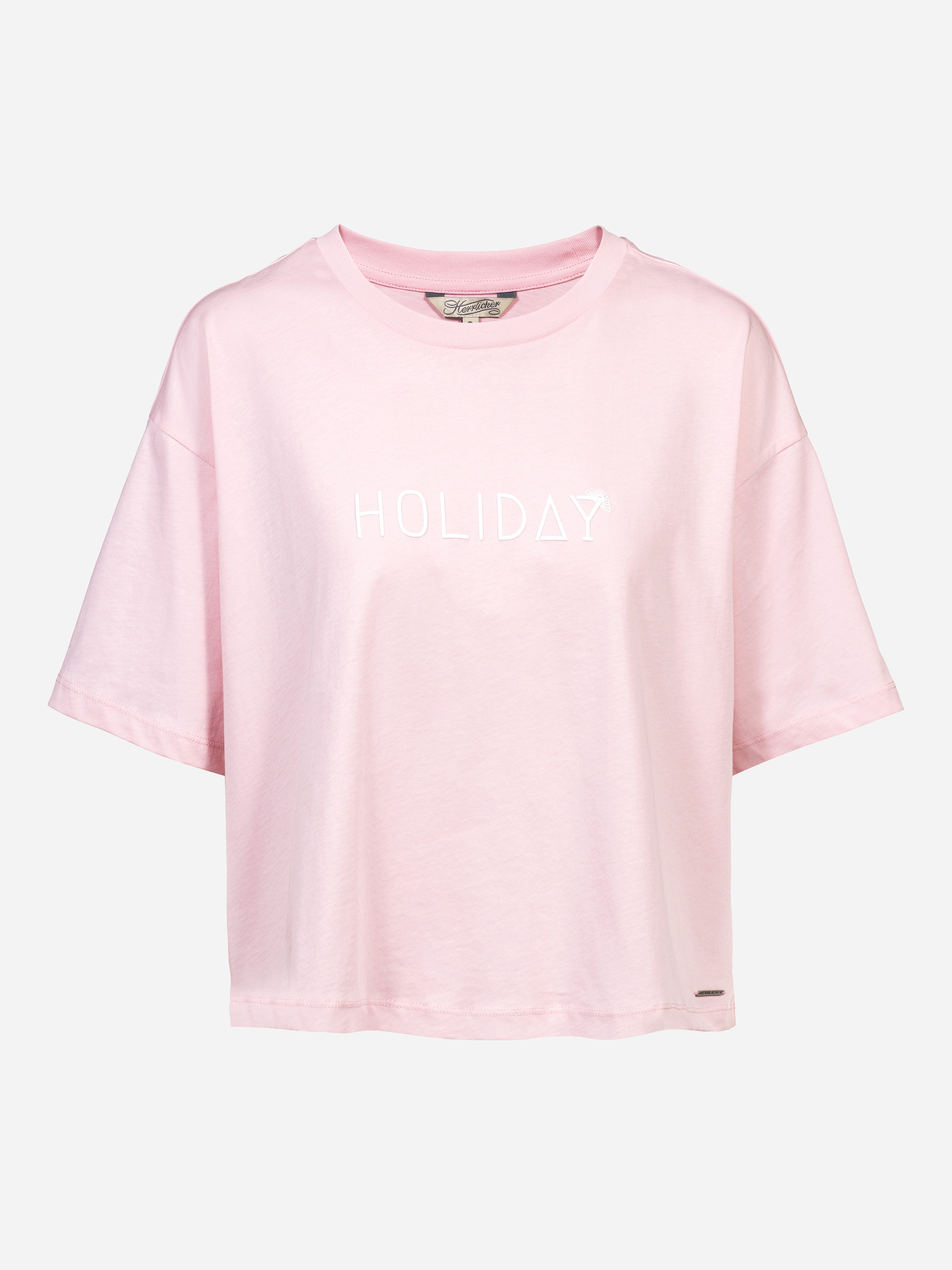 Hellrosafarbenes, kurzärmeliges T-Shirt in Übergröße mit dem Wort HOLIDAY und einer kleinen Martini-Glas-Grafik in Weiß auf der Vorderseite, die auf einem einfarbigen Hintergrund abgebildet ist.