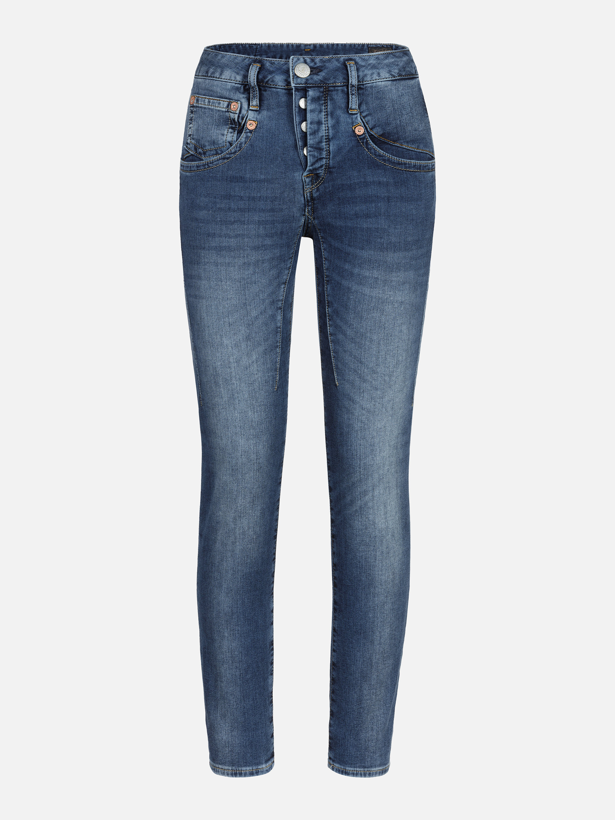 Ein Paar blaue Denim-Jeans mit schmaler Passform, Knopf- und Reißverschluss, Vorder- und Gesäßtaschen und leichter Ausbleichung an den Oberschenkeln und Knien.