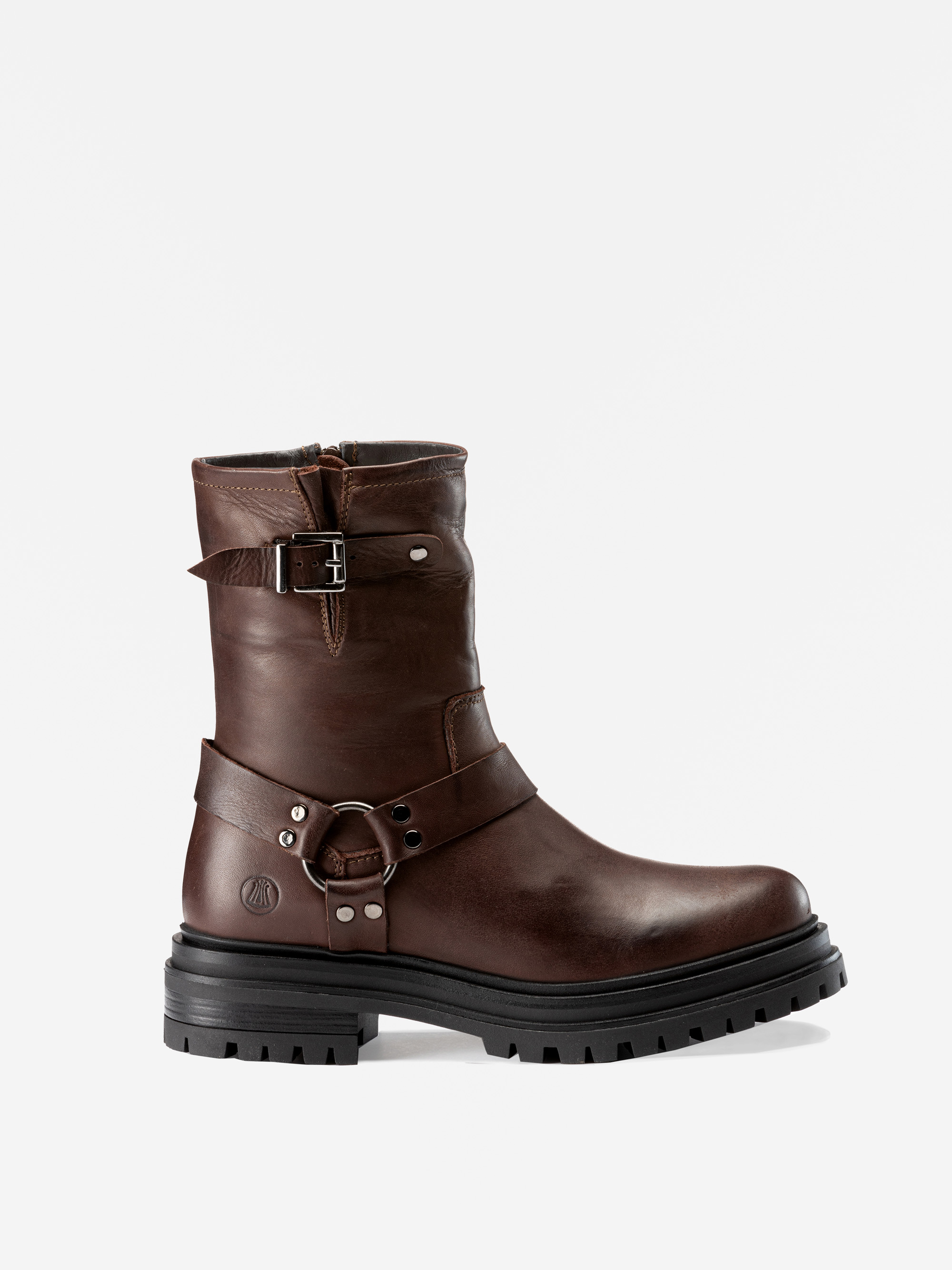 Ein einzelner dunkelbrauner Stiefel aus Leder mit schwarzer Sohle, silberner Schnalle und Riemendetails um den Knöchel auf weißem Hintergrund.