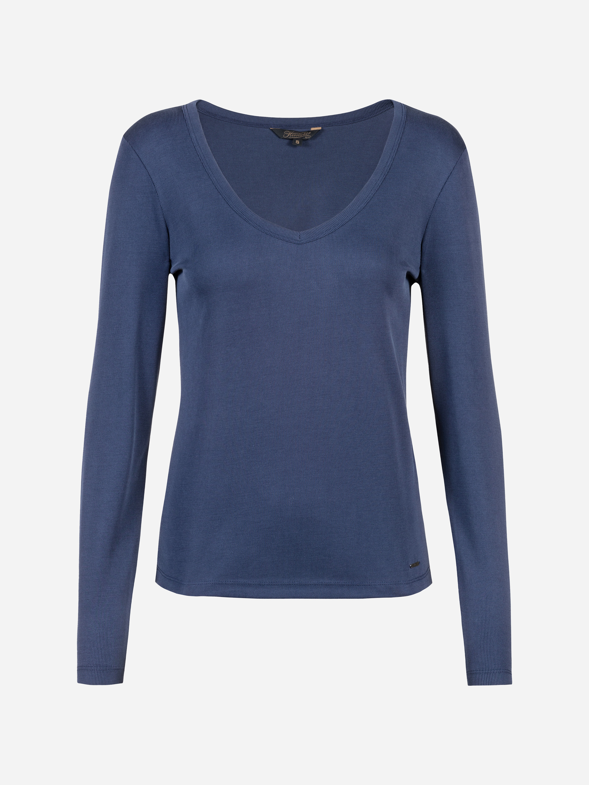 Ein langärmeliges, blaues Damenshirt mit V-Ausschnitt auf weißem Hintergrund.