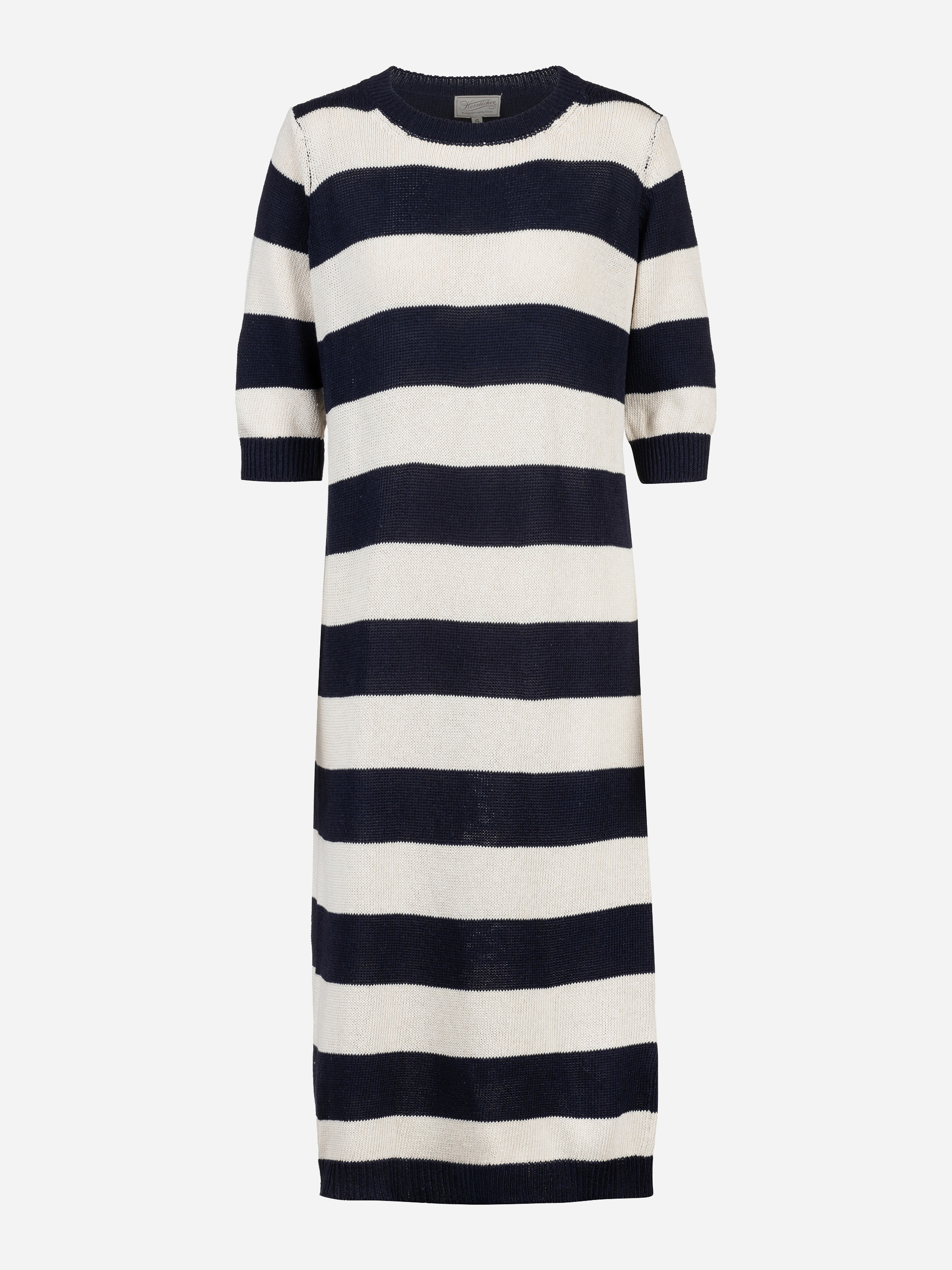Ein knielanges, kurzärmeliges Strickkleid mit breiten horizontalen marineblauen und weißen Streifen auf weißem Grund.