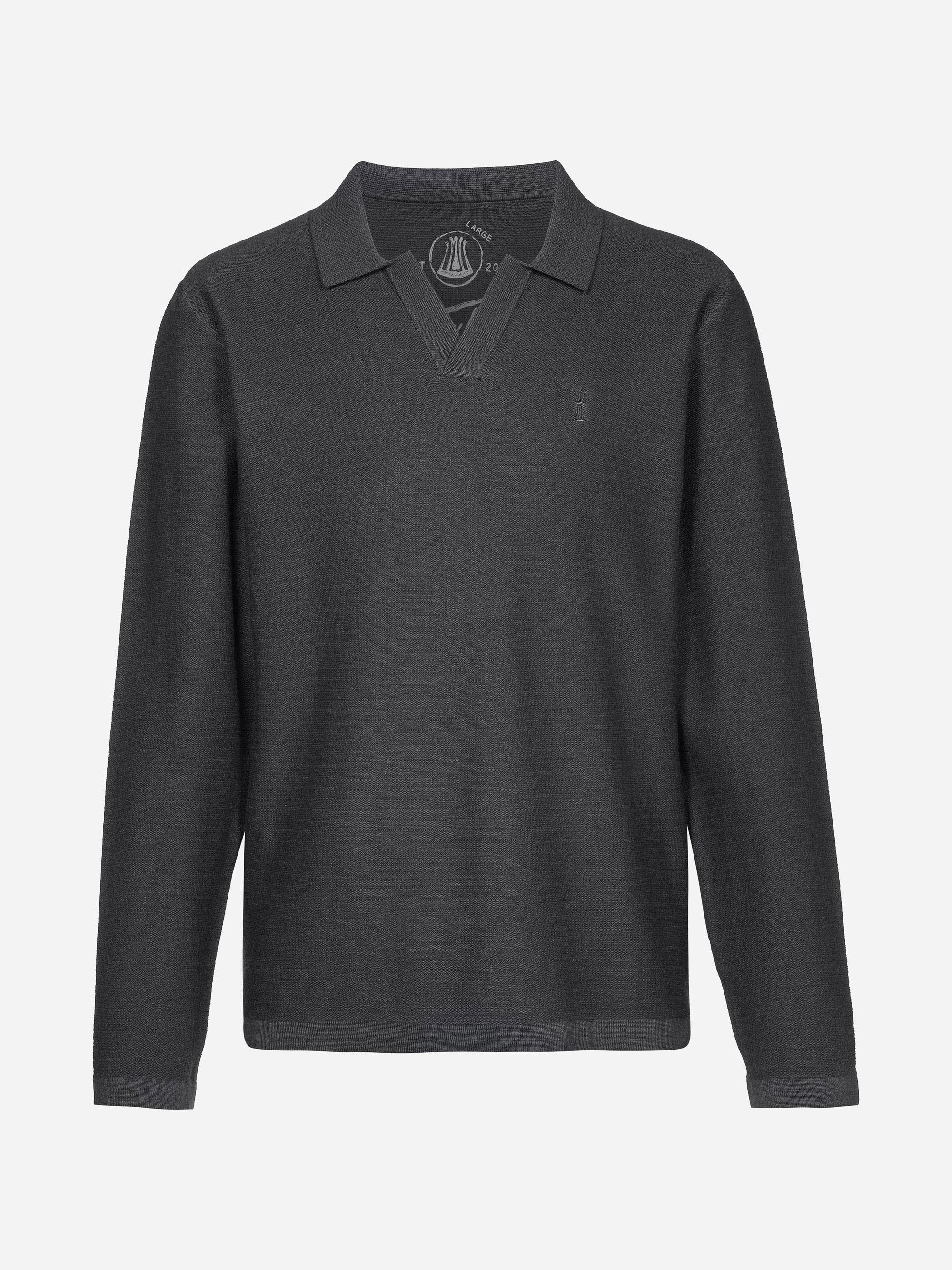 Langärmeliges, dunkelgraues Strick-Poloshirt mit kleinem Kragen, V-Ausschnitt und dezenter Logostickerei auf der linken Brust auf weißem Grund.