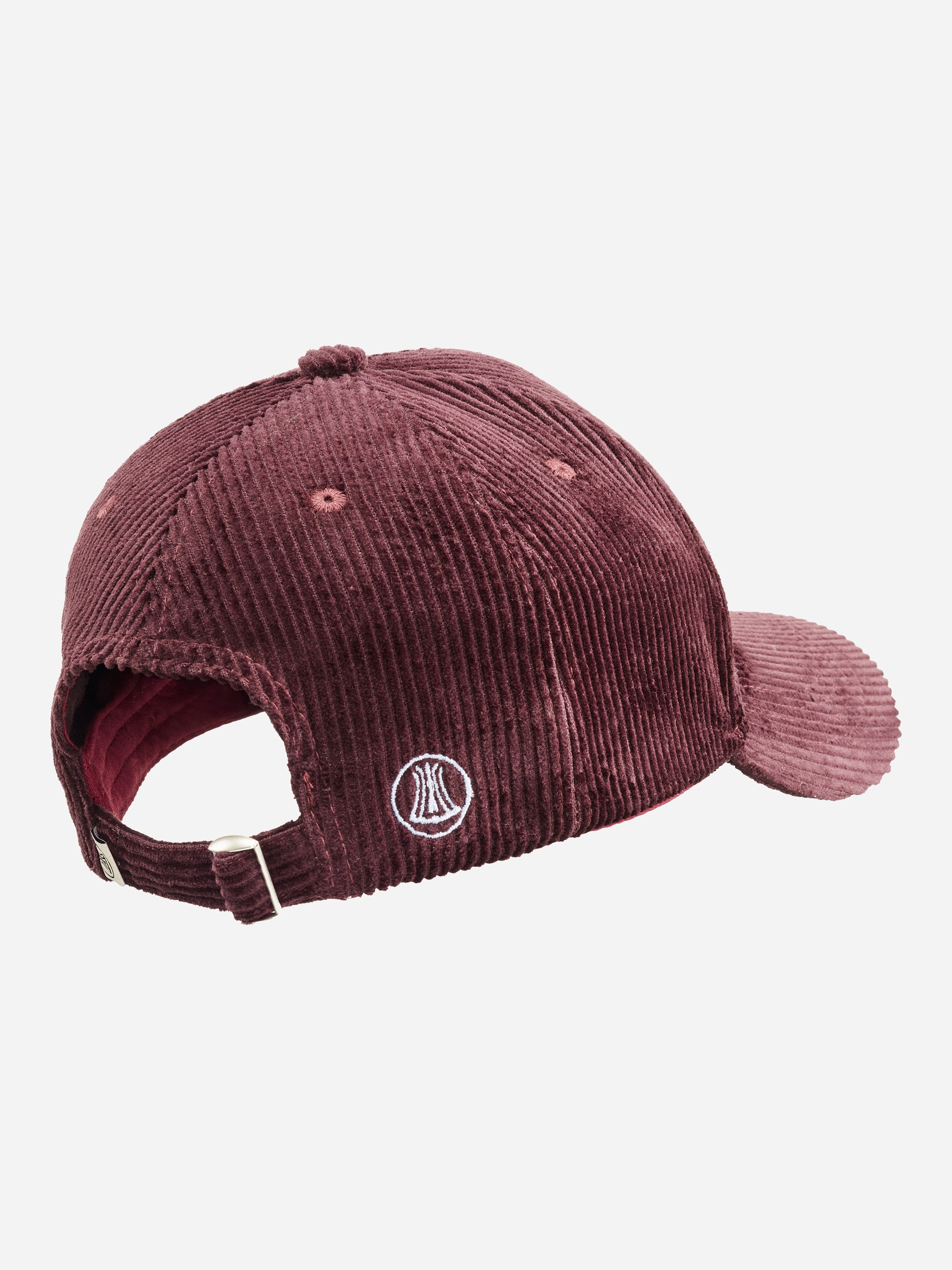 Eine kastanienbraune, von hinten gezeigte Baseballkappe mit einem verstellbaren Riemen mit Metallschnalle und einem kleinen, weiß gestickten, runden Logo über der Öffnung.