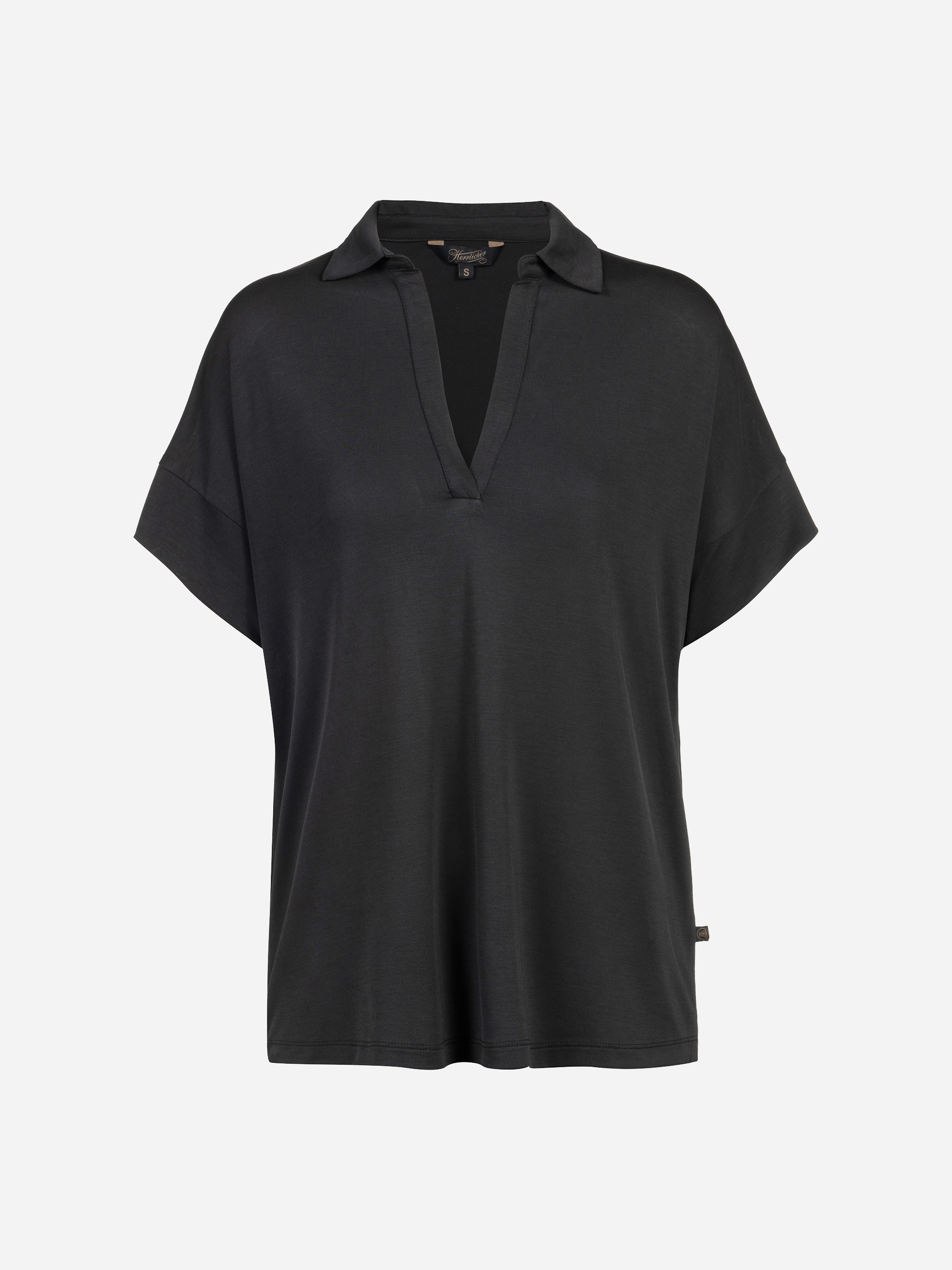 Eine kurzärmelige, locker sitzende schwarze Bluse mit V-Ausschnitt und Kragen, abgebildet auf einem schlichten weißen Hintergrund.
