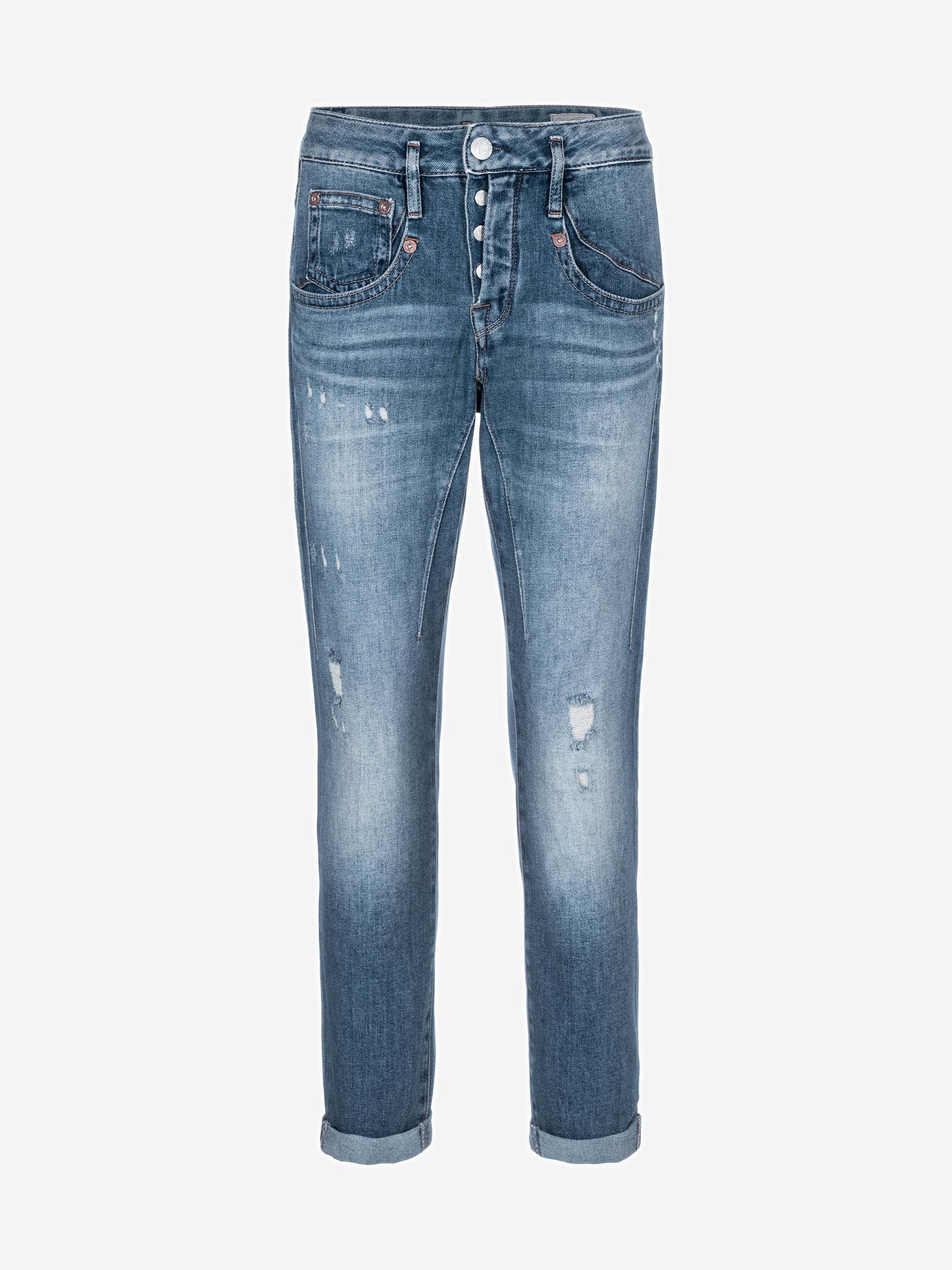 Ein Paar blaue, leicht abgenutzte Jeans mit aufgerollten Manschetten, Vorder- und Gesäßtaschen und einem Knopf- und Reißverschluss, dargestellt vor einem schlichten weißen Hintergrund.
