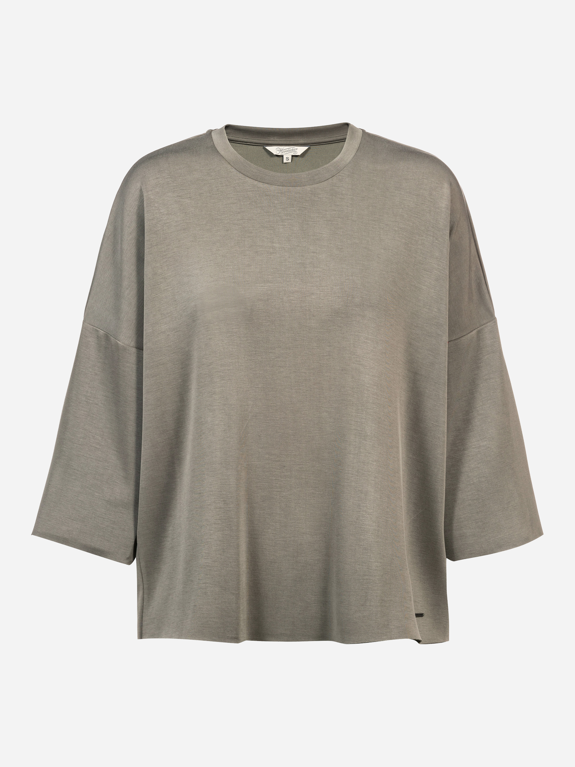 Ein locker sitzendes, hellolivgrünes, langärmeliges T-Shirt mit Rundhalsausschnitt und leicht überschnittenen Schultern auf einfarbig weißem Hintergrund.
