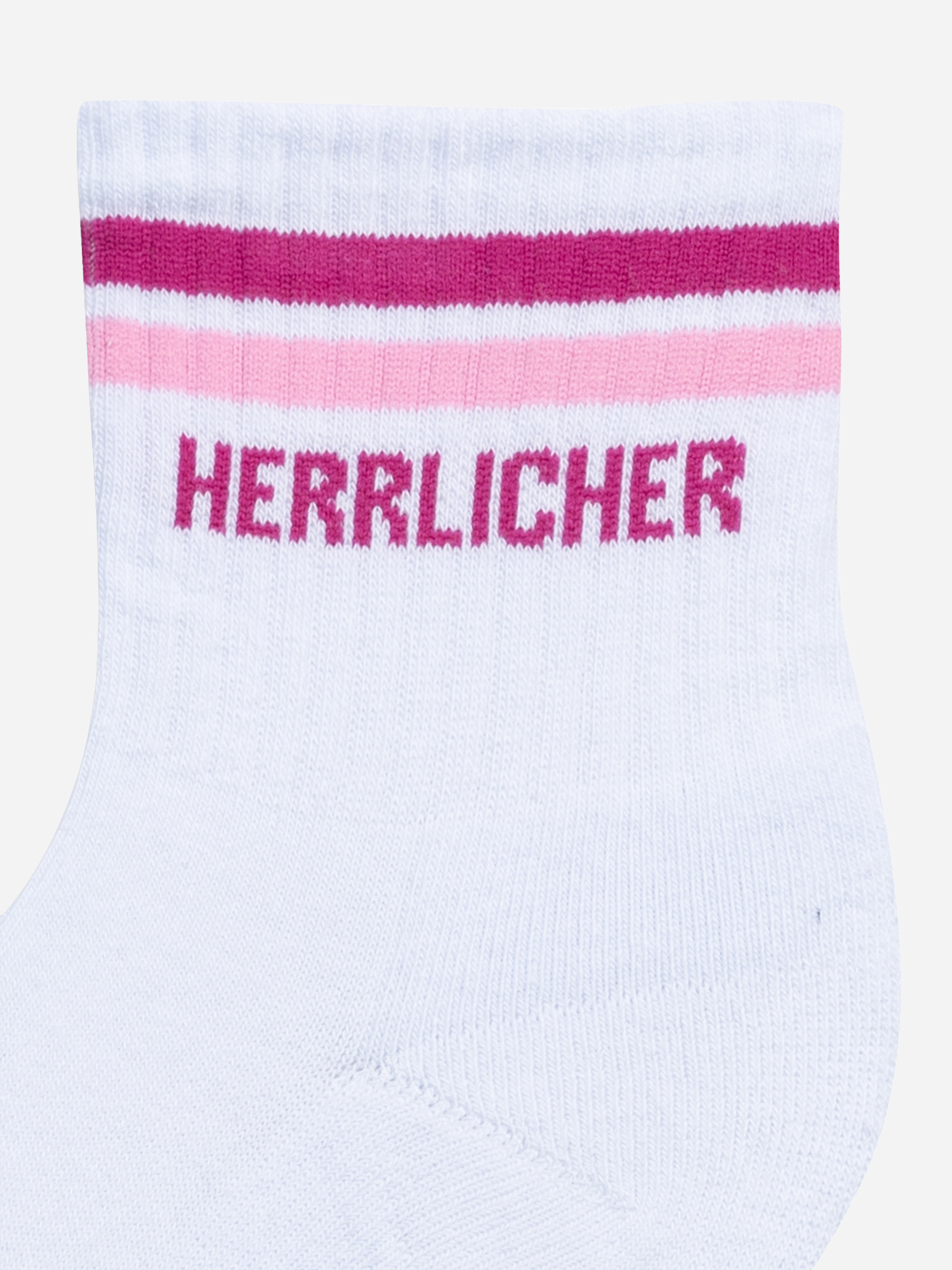 Eine weiße Socke mit zwei horizontalen Streifen, einem dunkelrosa und einem hellrosa, im oberen Bereich. Das Wort HERRLICHER ist in Dunkelrosa unter den Streifen gestrickt.