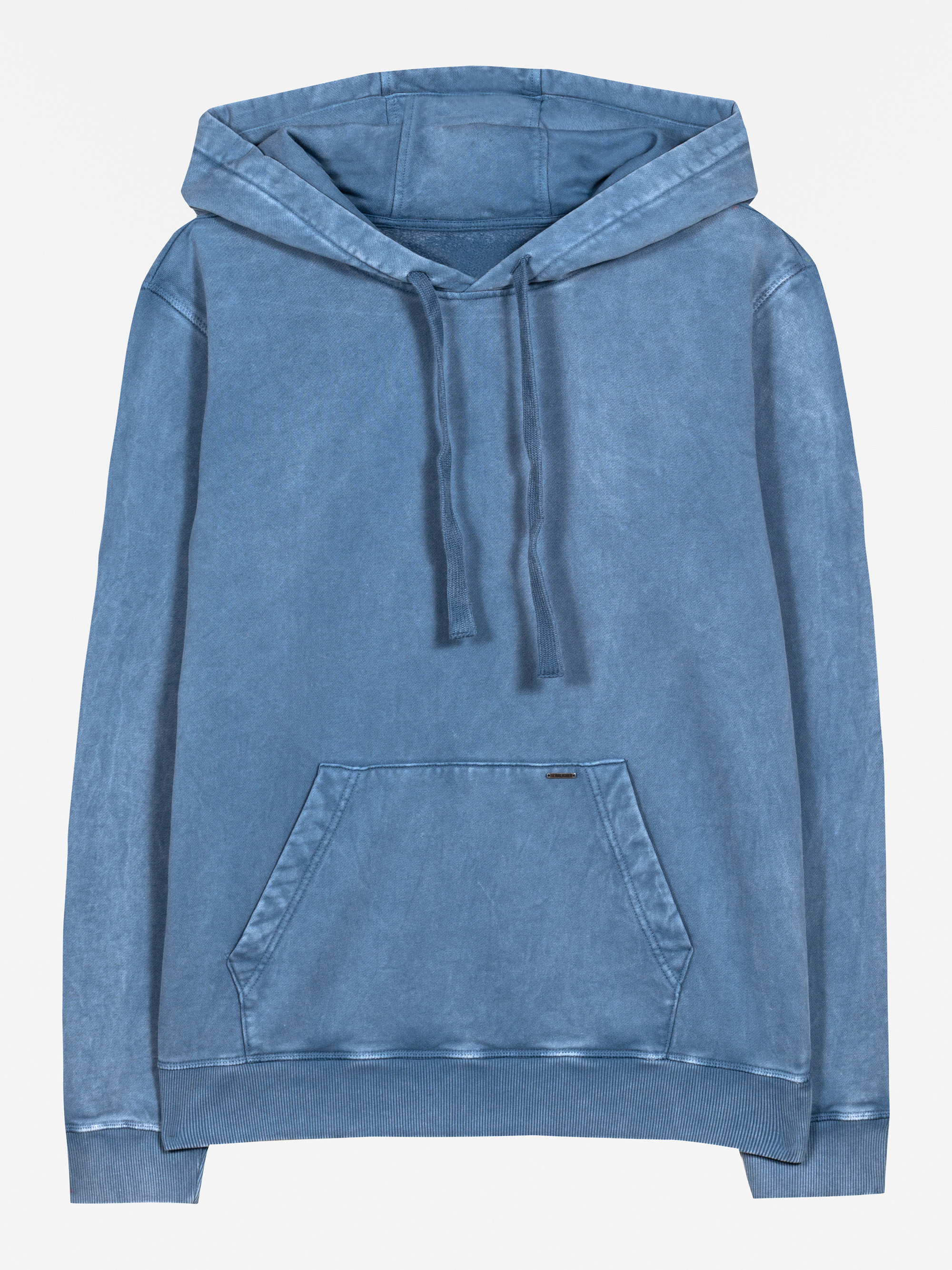 Blauer, langärmeliger Kapuzenpullover mit Kängurutasche und Kordelzug vorne, flach auf weißem Hintergrund. Der Stoff hat ein leicht verwaschenes, verblasstes Aussehen.