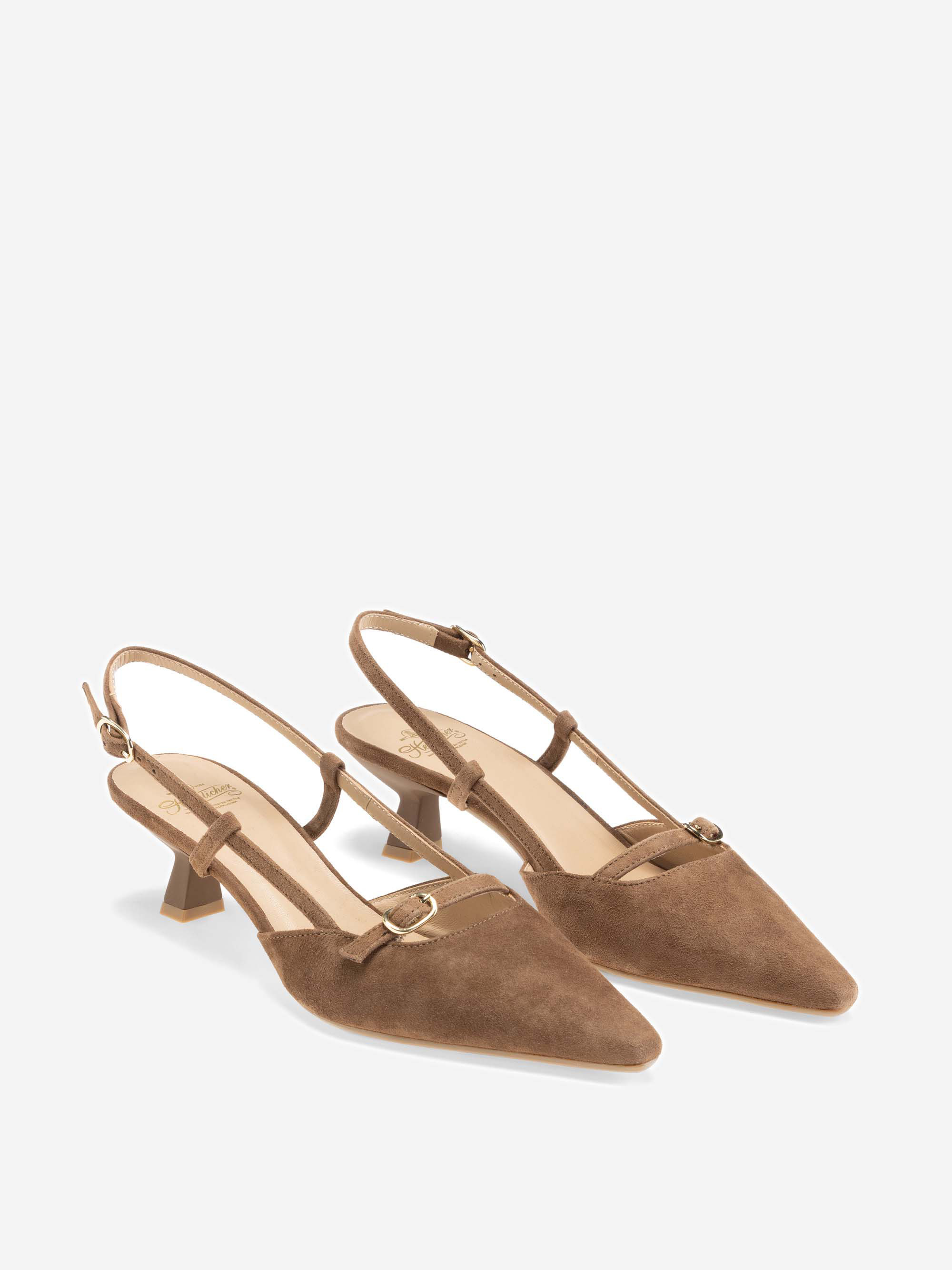 Ein Paar braune Slingback-Absätze aus Wildleder mit spitzen Zehen, einer goldenen Schnalle auf der Vorderseite, dünnen Riemen und niedrigen Blockabsätzen, dargestellt auf einem hellen Hintergrund.
