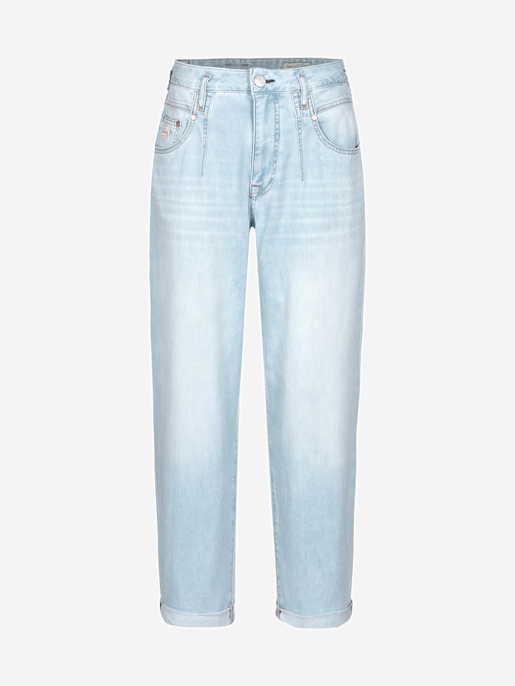 Hellblaue, hoch taillierte Jeans mit geradem Bein, Five-Pocket-Design, Knopf- und Reißverschluss und Bündchen an den Knöcheln, auf weißem Grund.