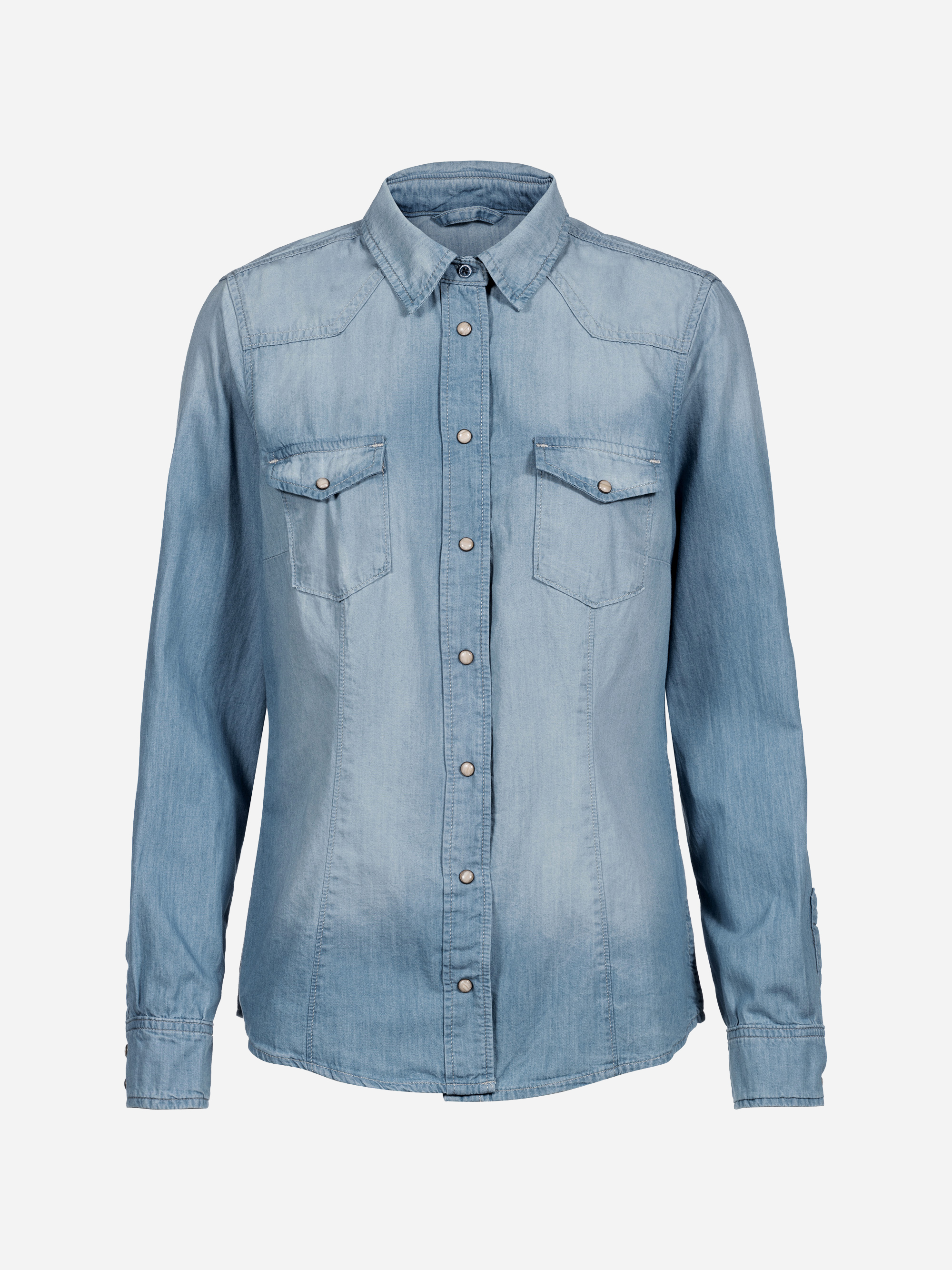 Hellblaues, langärmeliges Jeanshemd mit Knopfleiste, zwei Brusttaschen mit Patten und klassischem Kragen auf weißem Grund.