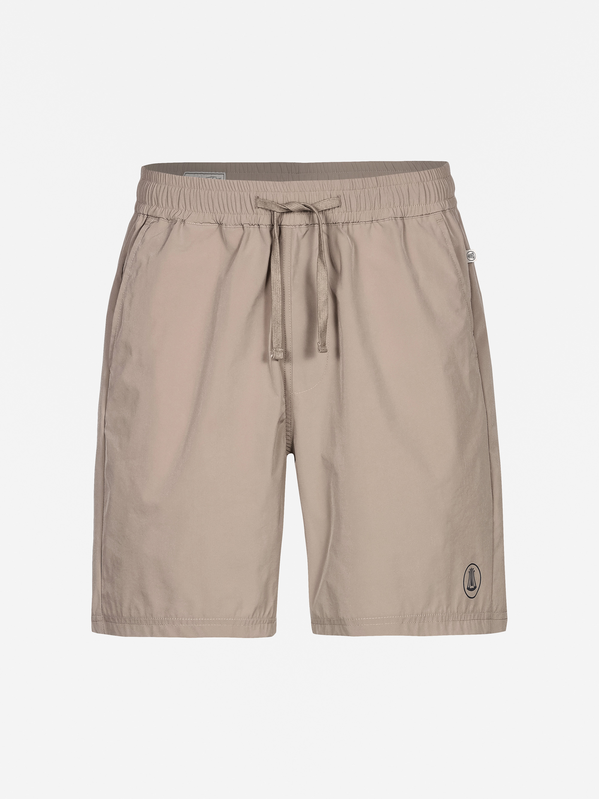 Beigefarbene Freizeitshorts mit elastischem Bund, Kordelzug und Seitentaschen auf einfarbig weißem Hintergrund. Ein kleines schwarzes, rundes Logo ist in der Nähe des Saums am linken Bein zu sehen.