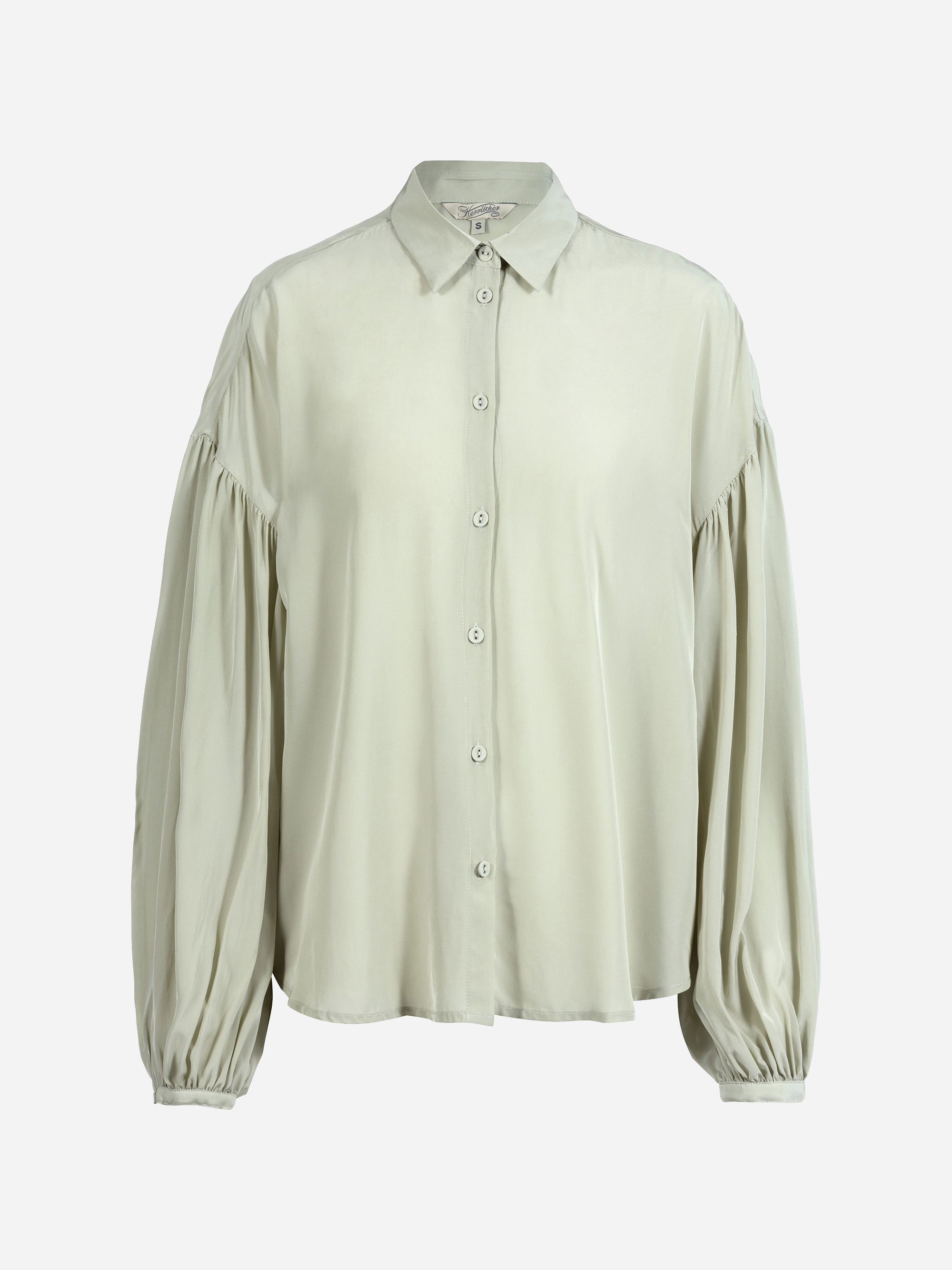 Hellbeige, langärmelige Bluse mit Knopfleiste, Kragen und weiten, gerafften Ärmeln auf einfarbig weißem Hintergrund.