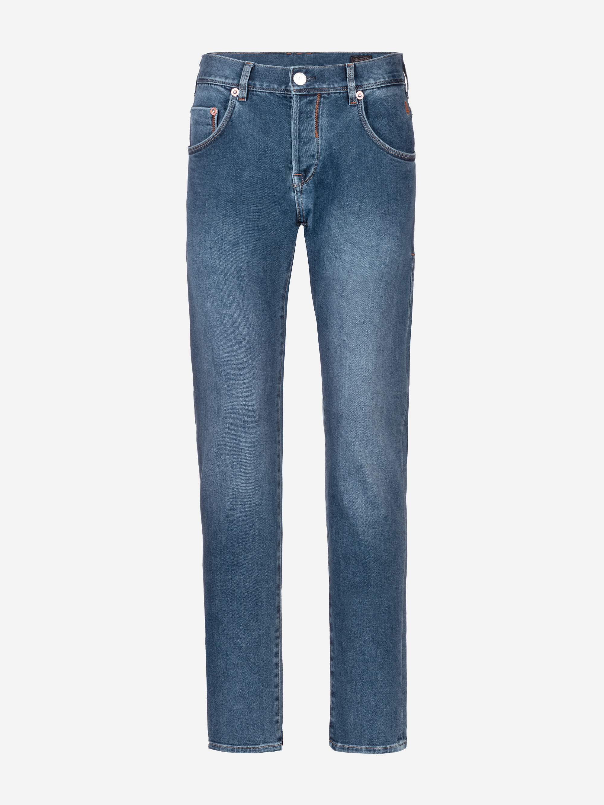 Ein Paar klassisch blaue Denim-Jeans mit geradem Bein, fünf Taschen, Gürtelschlaufen und einem Knopf- und Reißverschluss auf weißem Hintergrund.