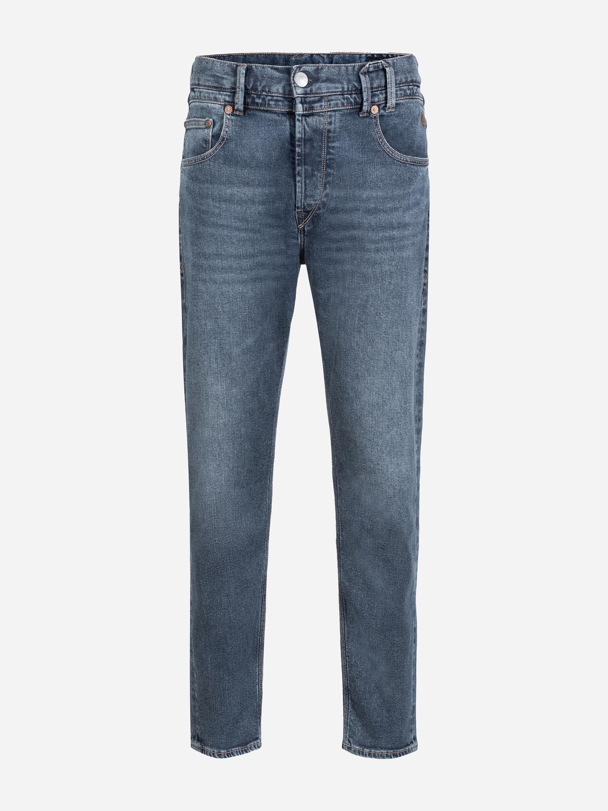 Ein Paar klassisch blaue Denim-Jeans mit geradem Bein, Vorder- und Gesäßtaschen, Gürtelschlaufen und einem Knopfverschluss auf weißem Hintergrund.