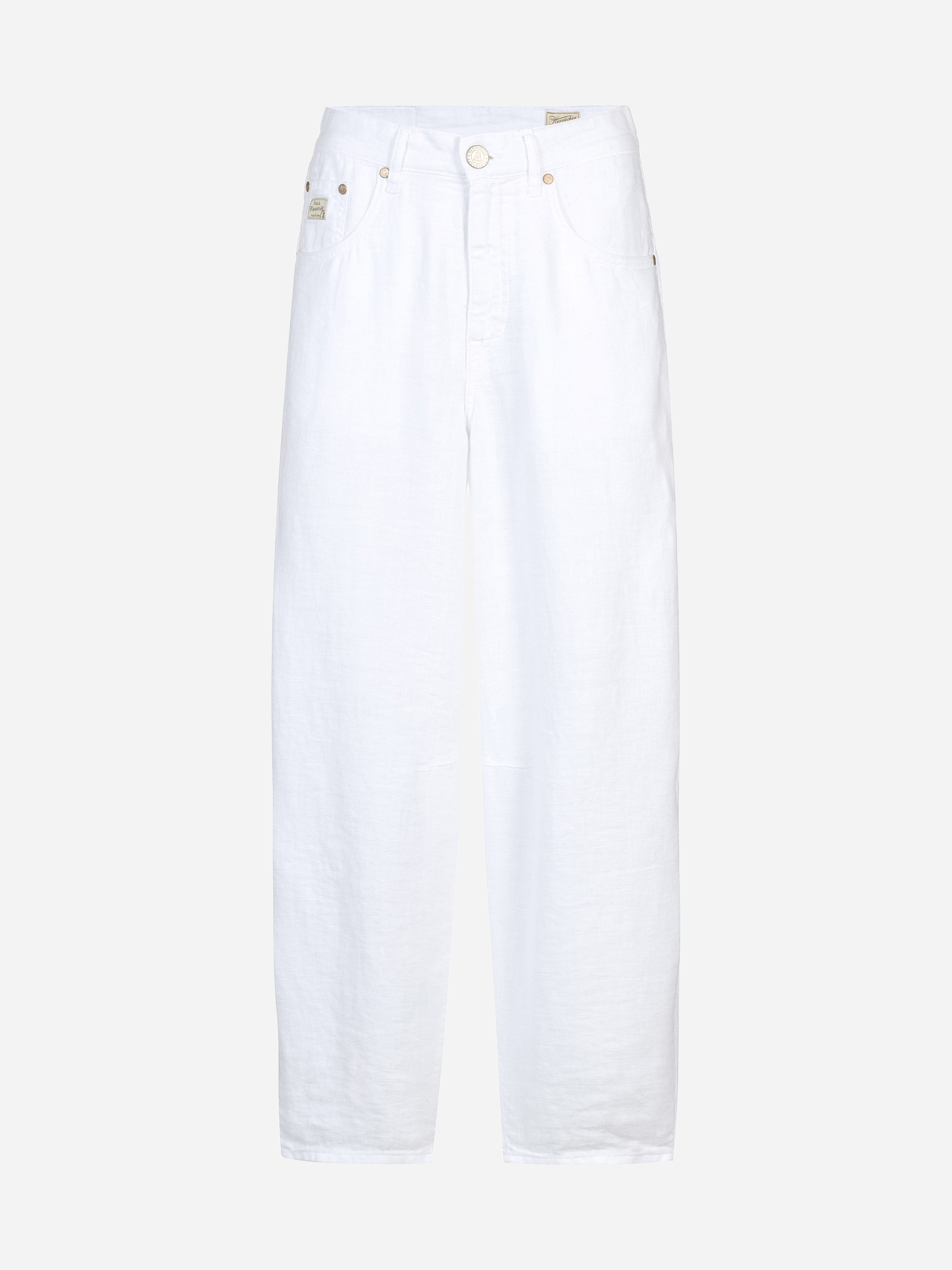 Weiße Jeans mit hoher Taille und geradem Bein, mit Vorder- und Gesäßtaschen, Knopf- und Reißverschluss auf weißem Grund.