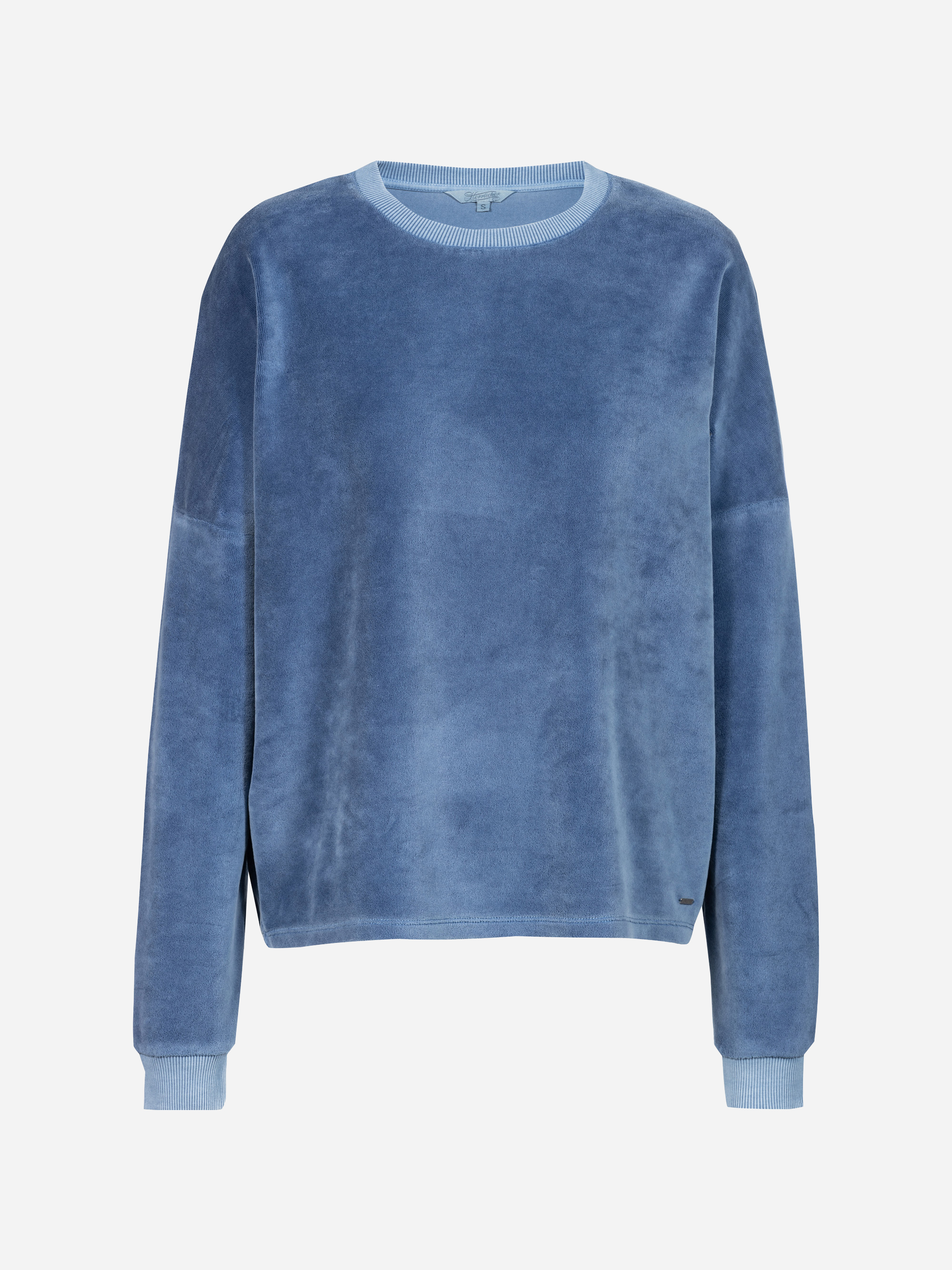Ein langärmeliges Sweatshirt mit Rundhalsausschnitt aus weichem, plüschigem blauem Stoff mit gerippten Bündchen, Kragen und Saum auf weißem Hintergrund.