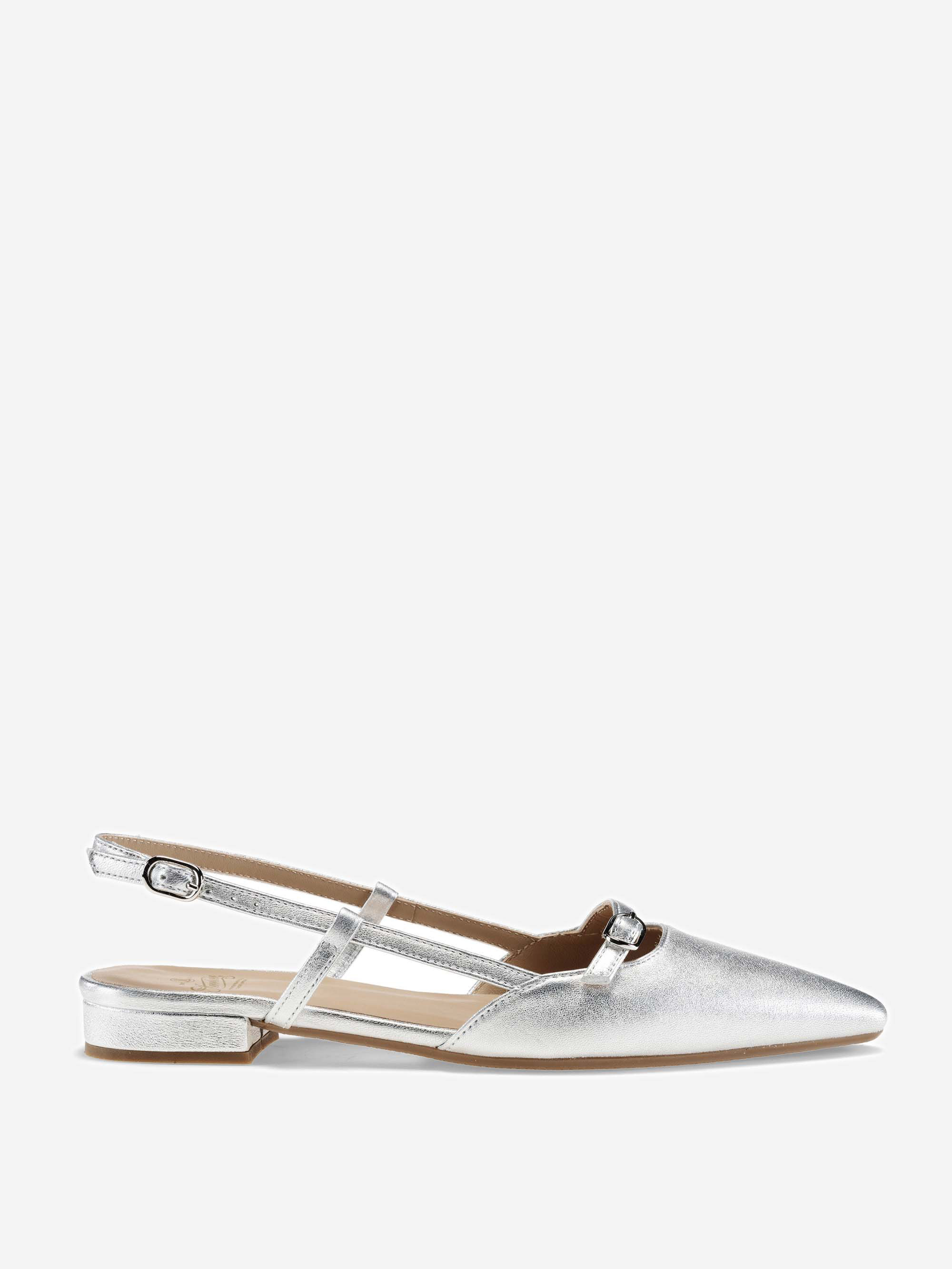 Ein flacher Schuh in Silbermetallic mit spitzer Spitze, doppeltem Riemen und niedrigem Absatz. Der Schuh verfügt über einen verstellbaren Slingback-Riemen und einen minimalistischen Stil, der auf einem schlichten hellen Hintergrund dargestellt wird.