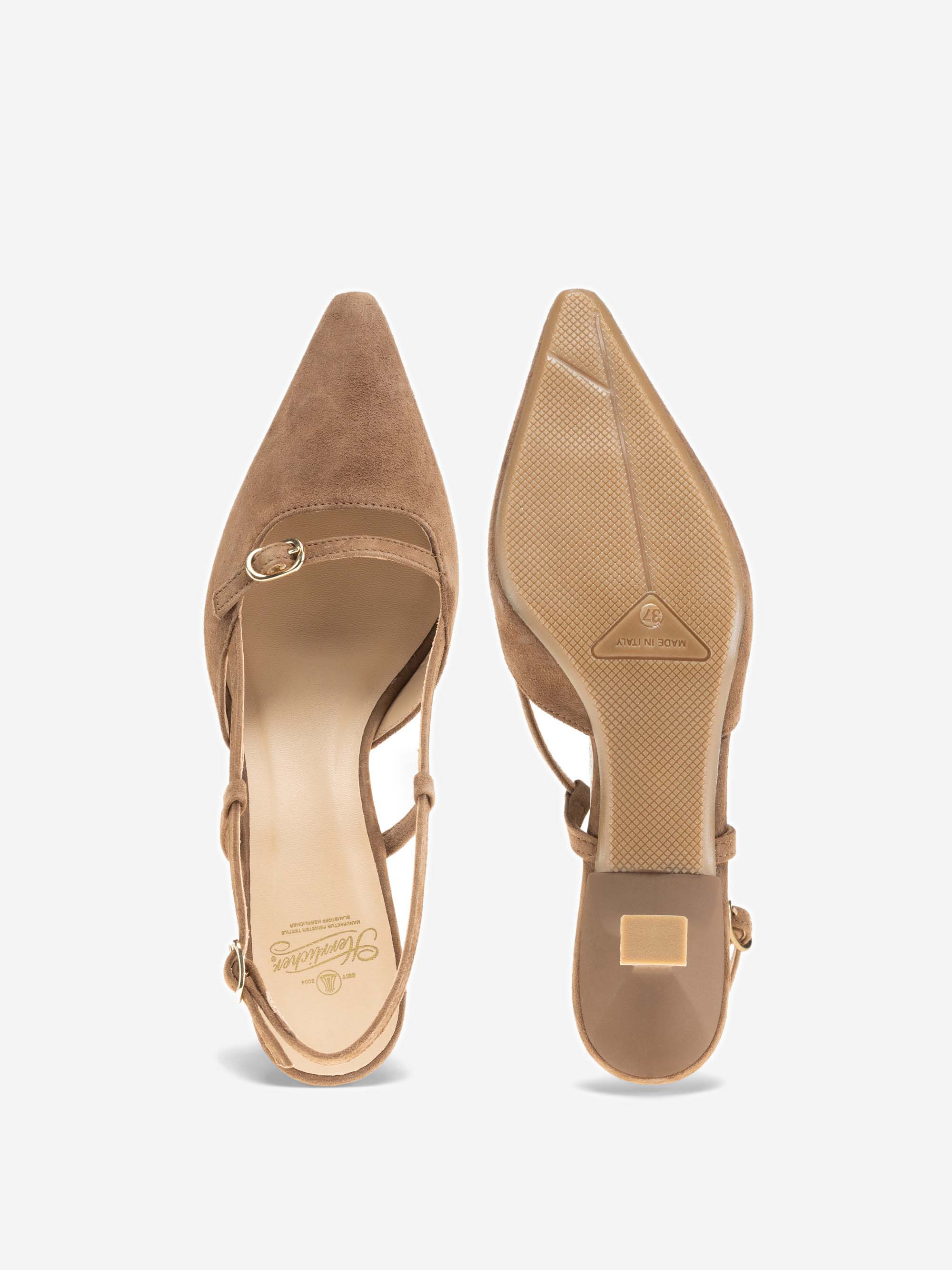 Ein Paar hellbraune, spitz zulaufende Slingback-Absätze aus Wildleder, die von oben und unten gezeigt werden, mit einem kleinen Schnallenriemen und einer griffigen, strukturierten Sohle, die vor einem schlichten, hellen Hintergrund steht.