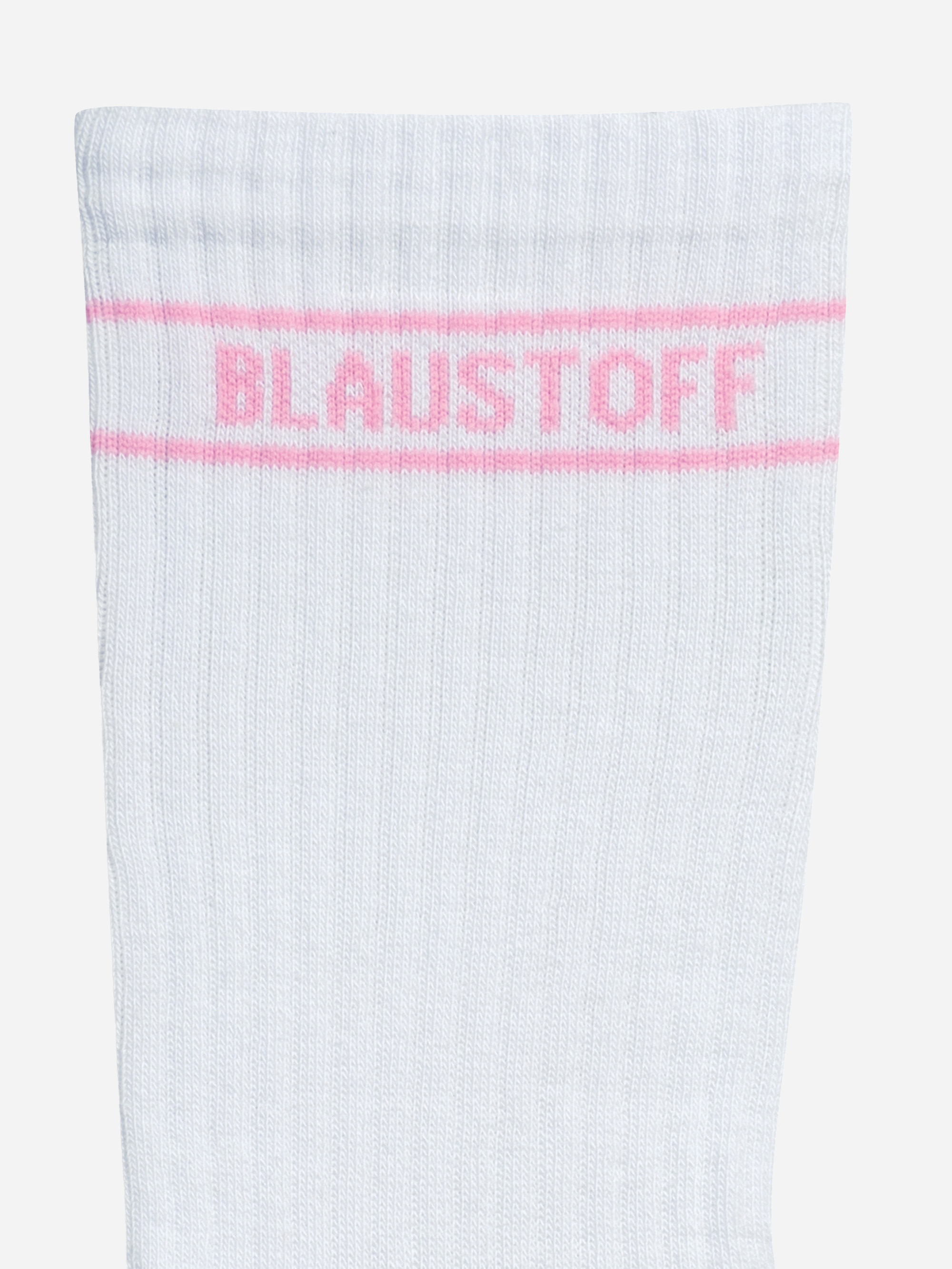 Nahaufnahme einer weißen gerippten Socke mit zwei rosa Streifen am oberen Ende und dem Wort BLAUSTOFF in rosa Großbuchstaben zwischen den Streifen.