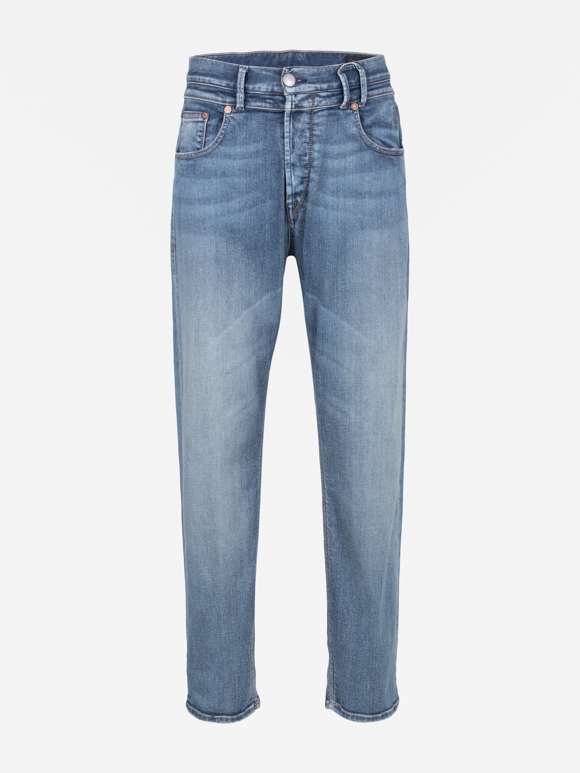 Ein Paar klassisch blaue Denim-Jeans mit Knopf- und Reißverschluss, Vorder- und Gesäßtaschen und gerader Beinform auf weißem Hintergrund.