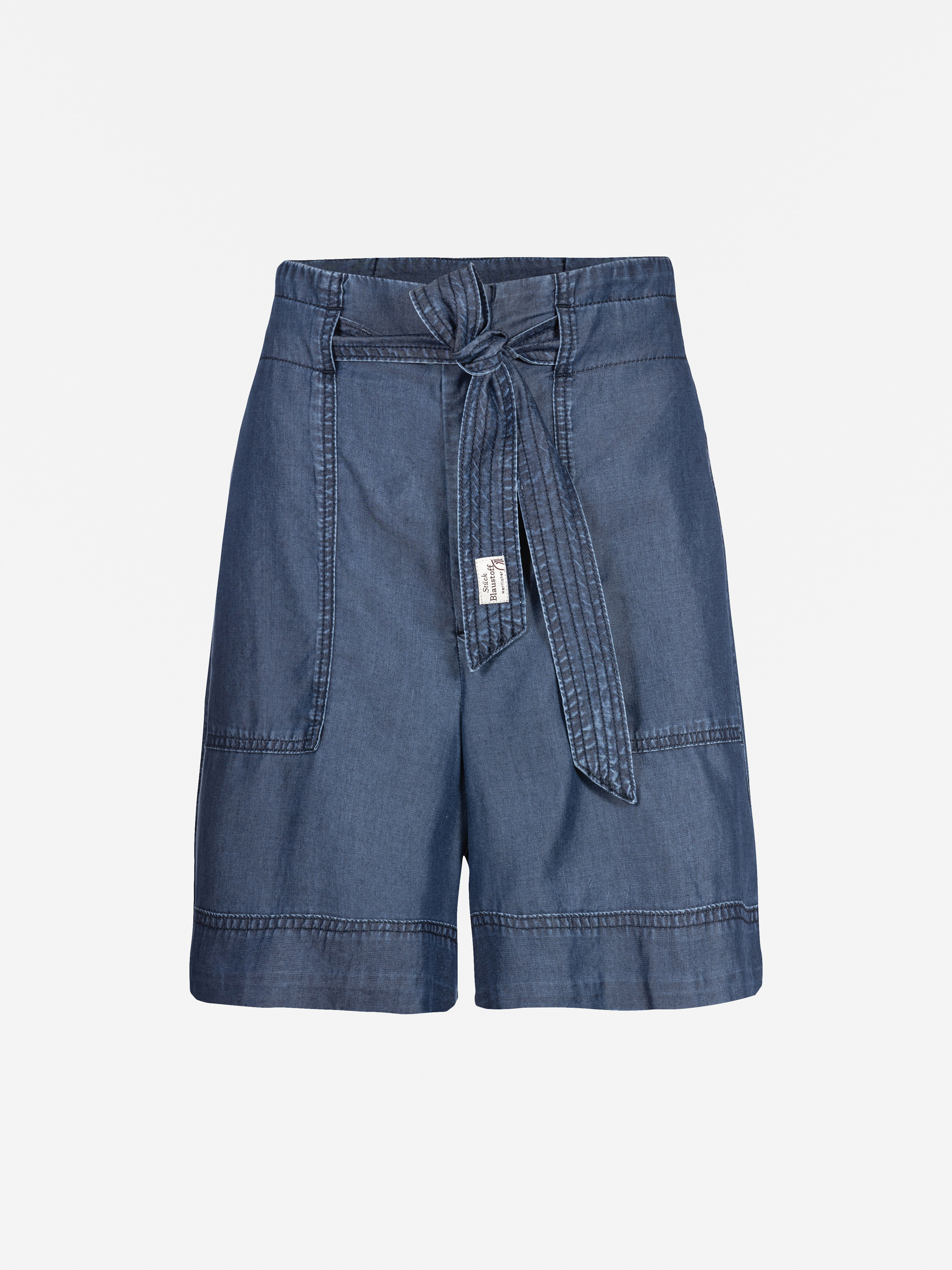 Denim-Shorts mit hoher Taille, Gürtel zum Selbstbinden, aufgesetzten Taschen und sichtbaren Nähten auf weißem Grund.