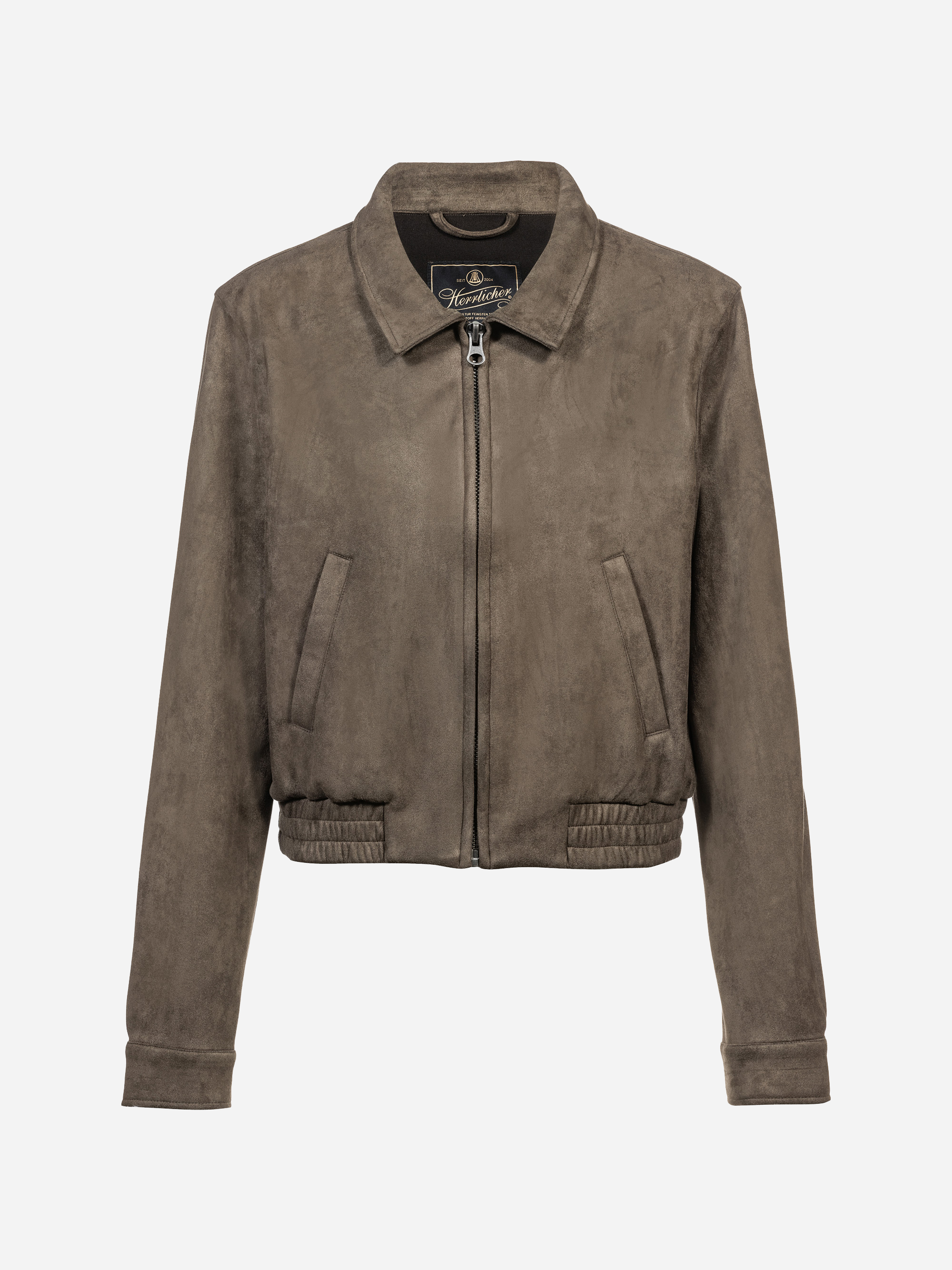Braune Jacke aus Wildleder mit Reißverschluss, Kragen, langen Ärmeln, zwei schrägen Vordertaschen und einem elastischen Bund auf weißem Hintergrund.
