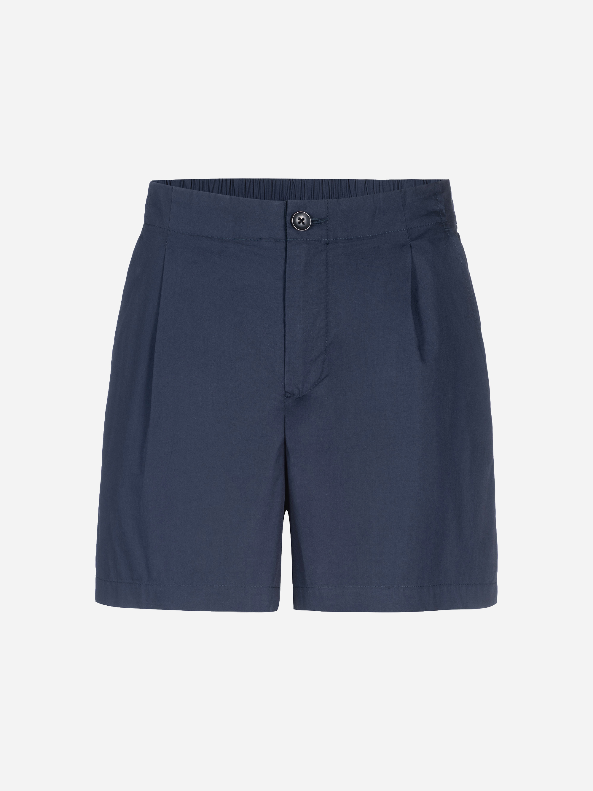 Ein Paar marineblaue Shorts mit Knopf- und Reißverschluss, Falten auf der Vorderseite und einem elastischen Bund auf der Rückseite auf weißem Grund.