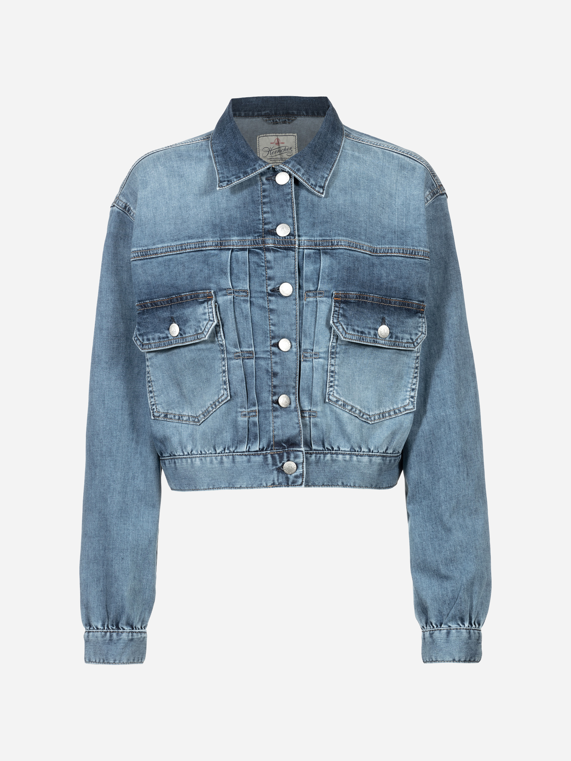 Blaue Jeansjacke mit langen Ärmeln, silbernen Knöpfen, zwei Brusttaschen mit Klappen und klassischem Kragen auf einfarbig weißem Hintergrund.
