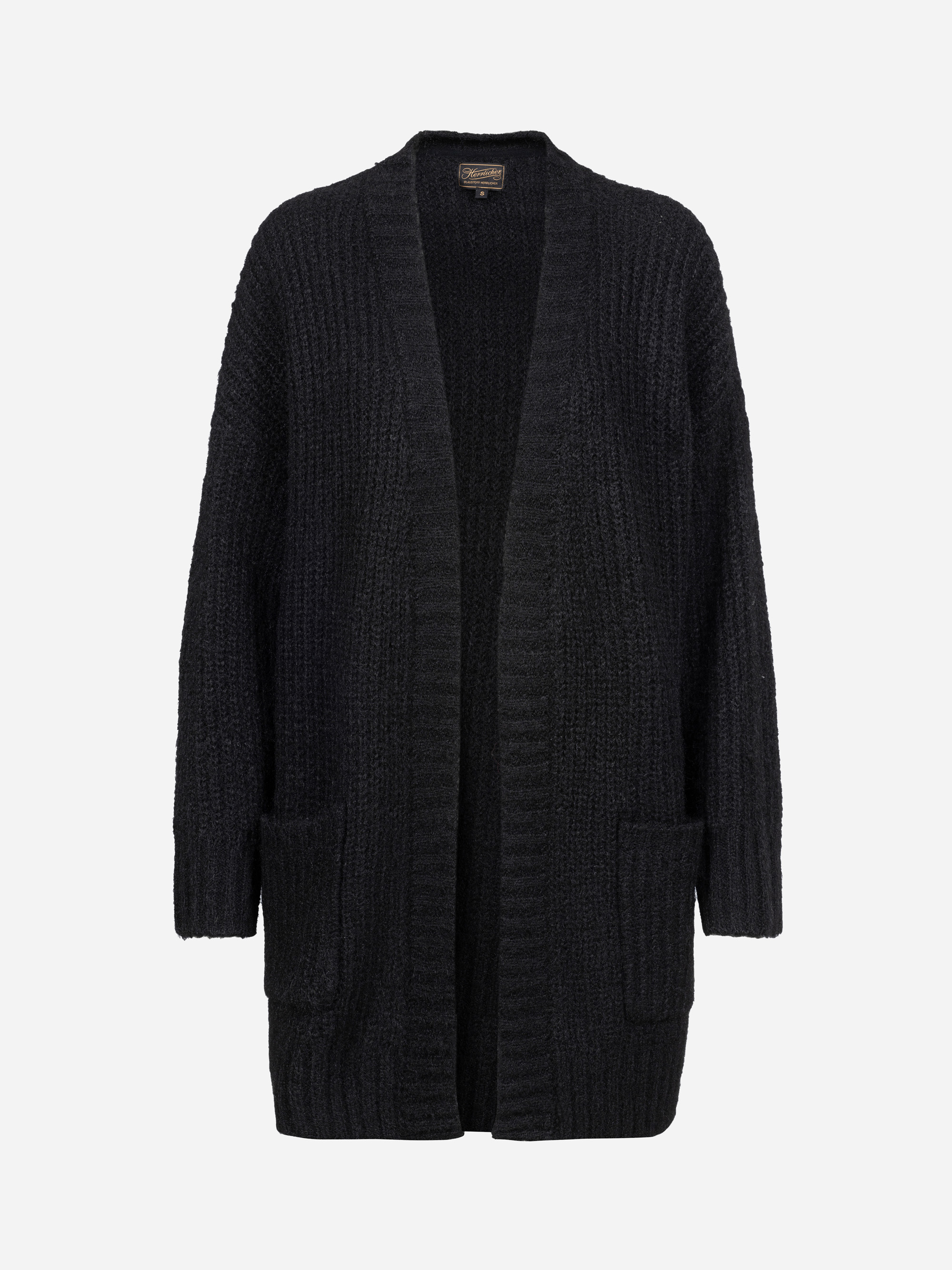 Eine lange schwarze Strickjacke aus Rippenstrick mit offener Vorderseite und zwei Taschen auf der Vorderseite, die auf einem schlichten weißen Hintergrund zu sehen ist.