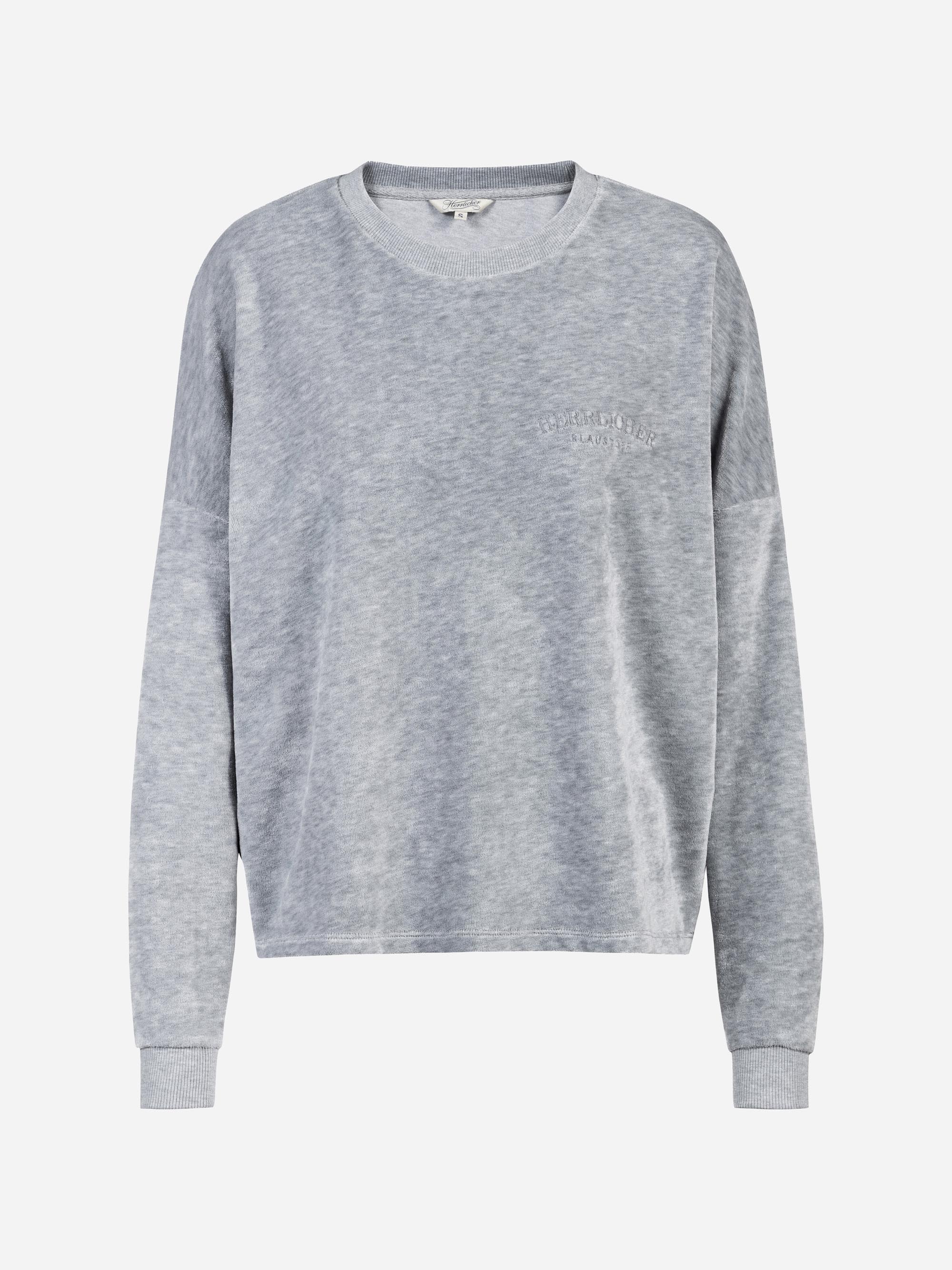 Hellgraues, langärmeliges Sweatshirt mit Rundhalsausschnitt, dezenter Textur und schwachem Schriftzug auf der linken Brust auf weißem Hintergrund.