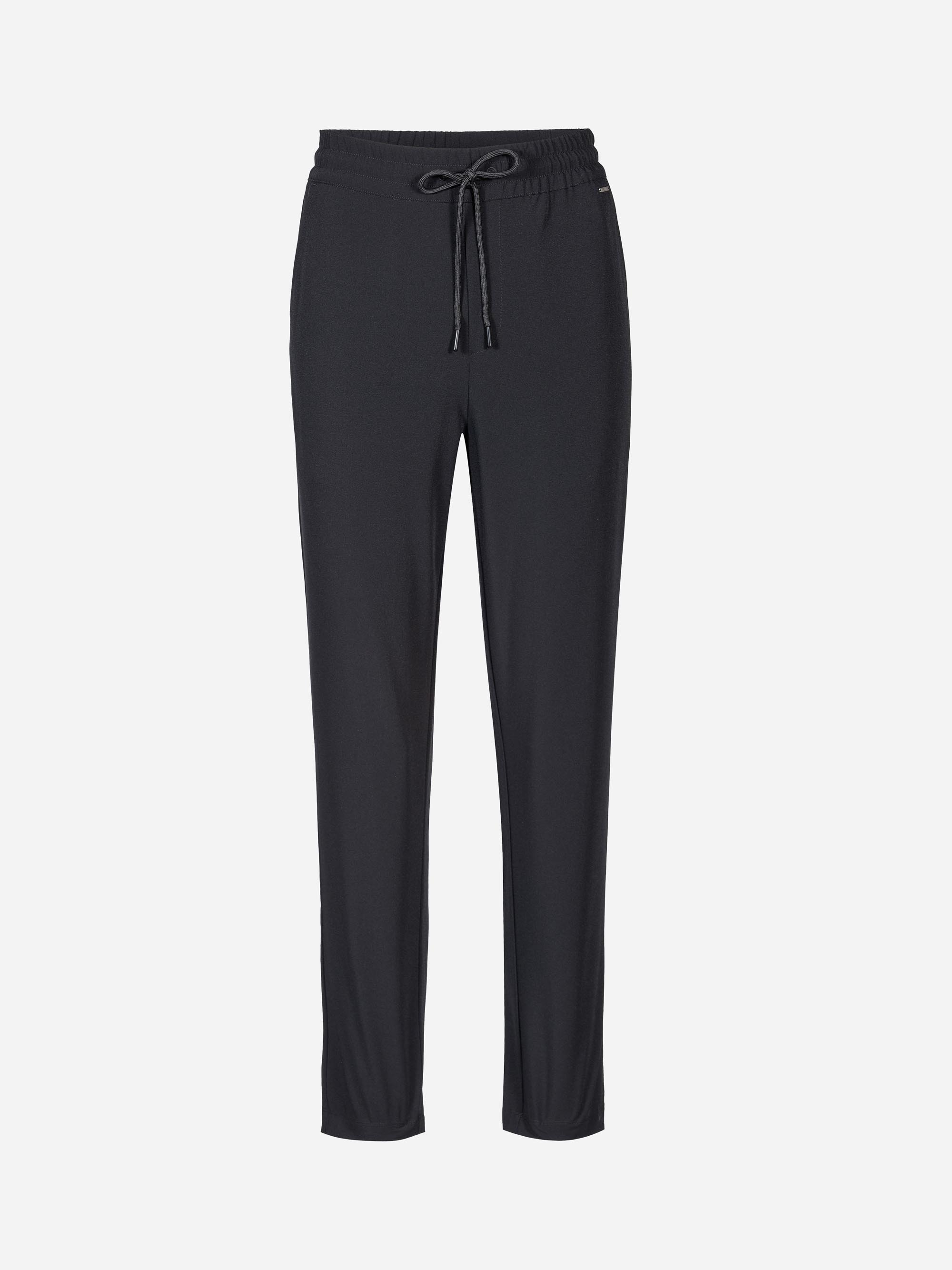 Eine schwarze Hose mit geradem Bein, elastischem Bund und Kordelzug, die vor einem einfarbig weißen Hintergrund steht.