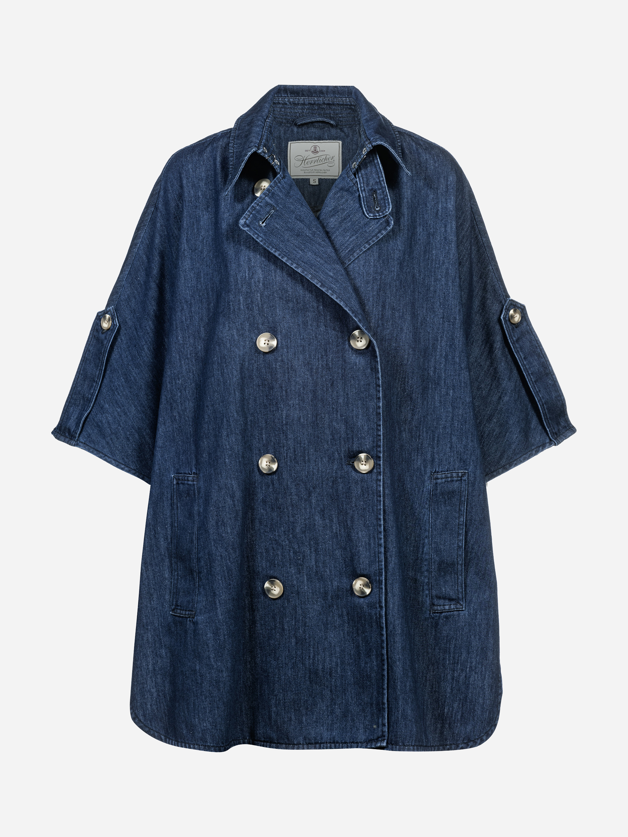 Dunkelblaue, doppelreihige Jeansjacke mit kurzen Ärmeln, silbernen Knöpfen, zwei Vordertaschen und einem gekerbten Kragen auf einfarbig weißem Hintergrund.