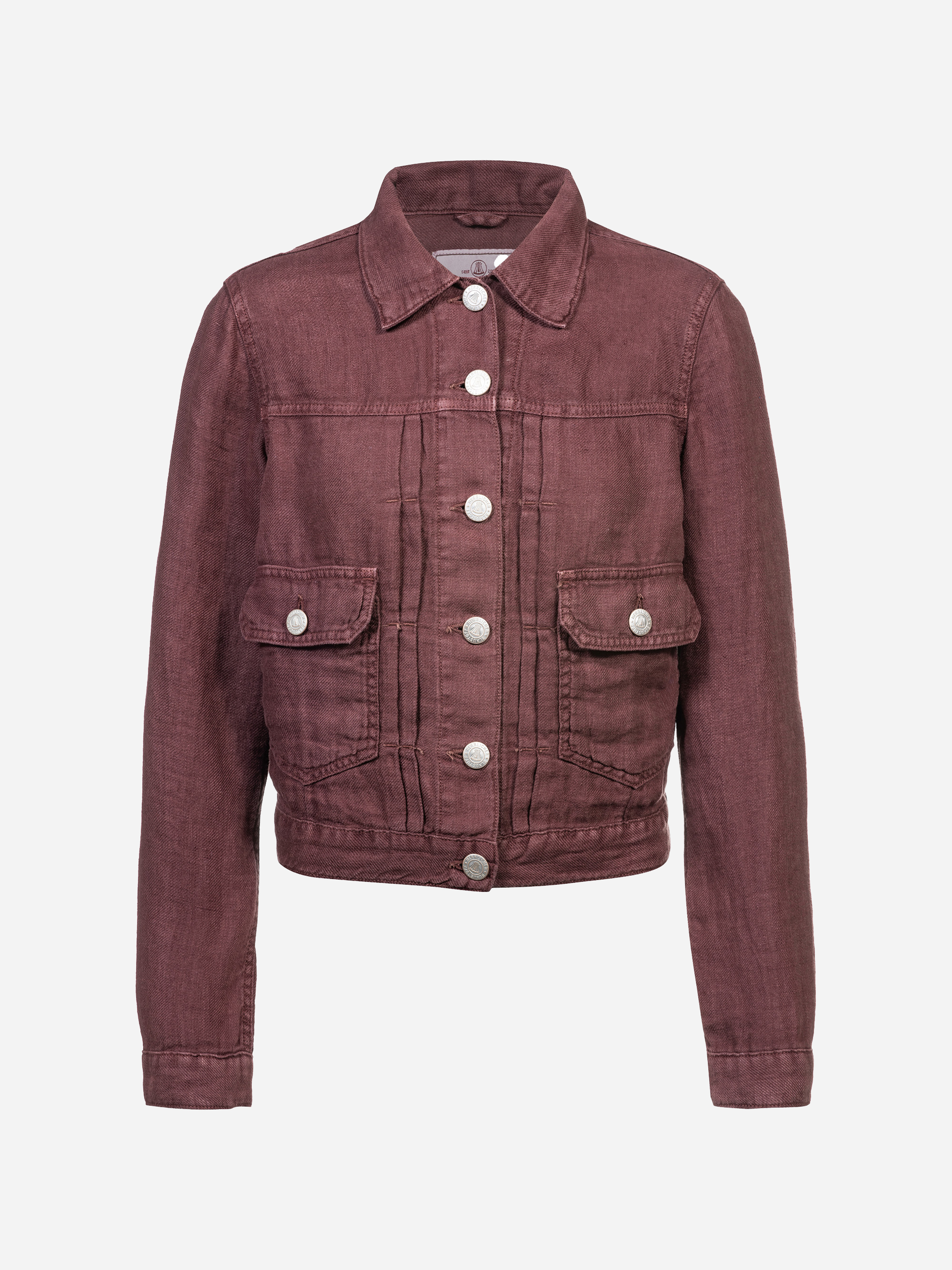Eine kastanienbraune Jeansjacke mit silbernen Knöpfen, zwei Brusttaschen mit Knopfklappen und langen Ärmeln, die auf einem einfarbig weißen Hintergrund abgebildet ist.