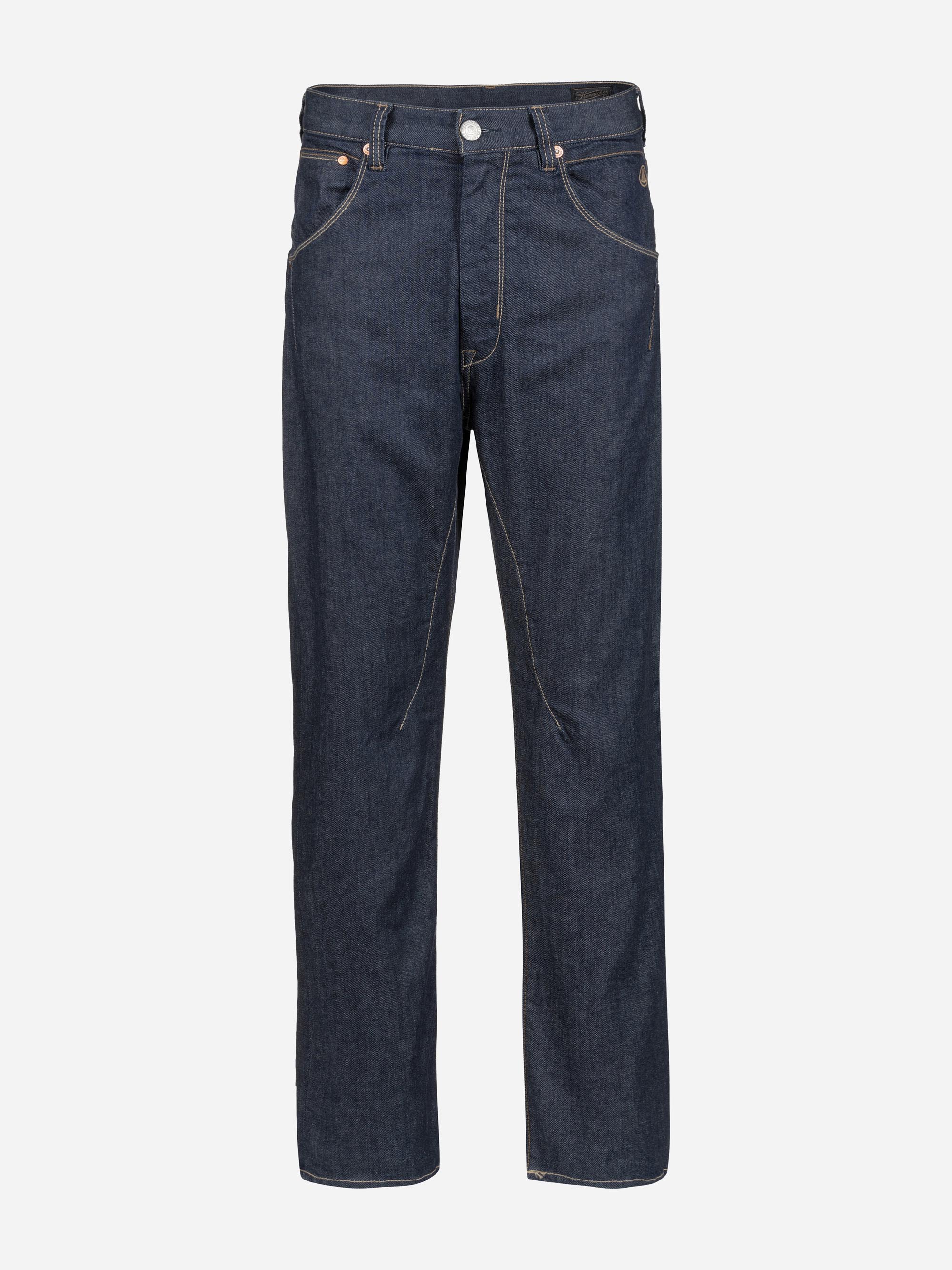 Eine Jeans mit geradem Bein aus blauem Denim mit klassischem Five-Pocket-Design, kupfernen Nieten und Kontrastnähten auf weißem Hintergrund.